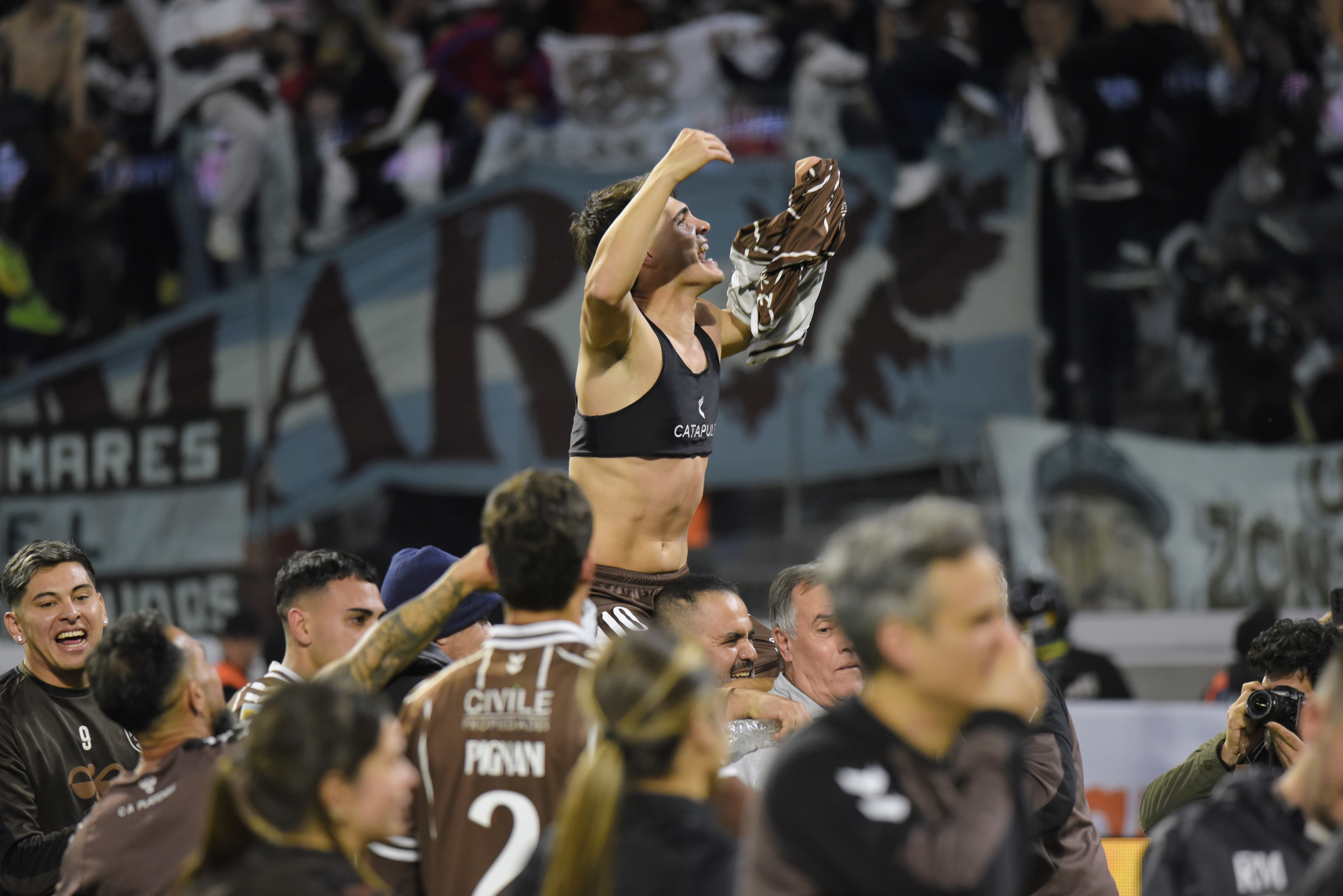Final del Torneo Apertura 2025: Huracán y Platense disputan el título en el Madre de Ciudades Santiago del Estero, Argentina - 1 junio, 2025: Los equipos de Huracán y Platense se enfrentan e...