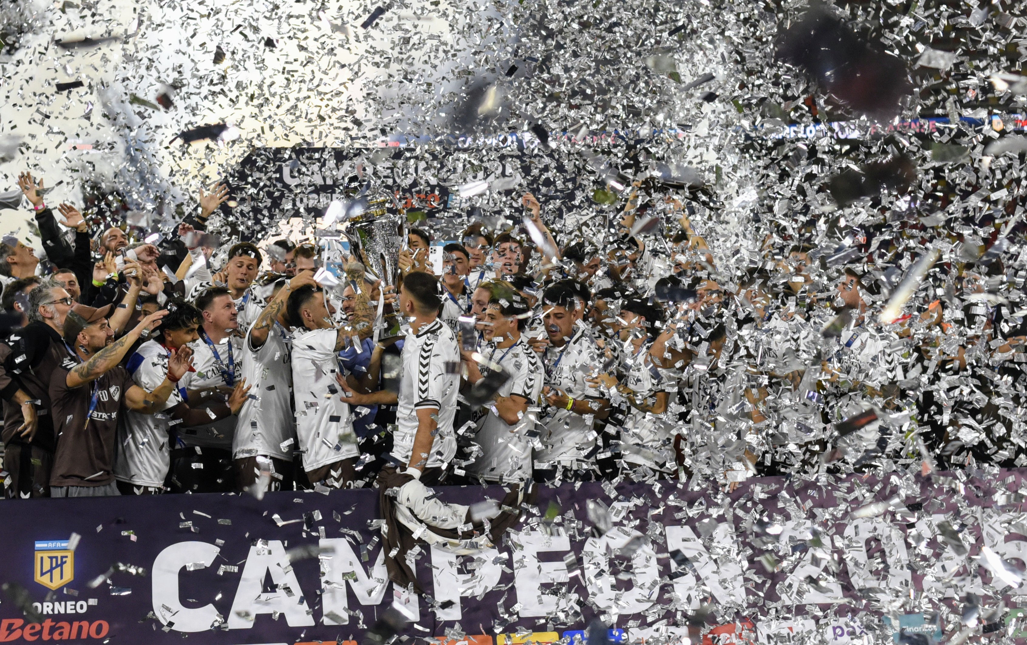 Final del Torneo Apertura 2025: Huracán y Platense disputan el título en el Madre de Ciudades Santiago del Estero, Argentina - 1 junio, 2025: Los equipos de Huracán y Platense se enfrentan e...