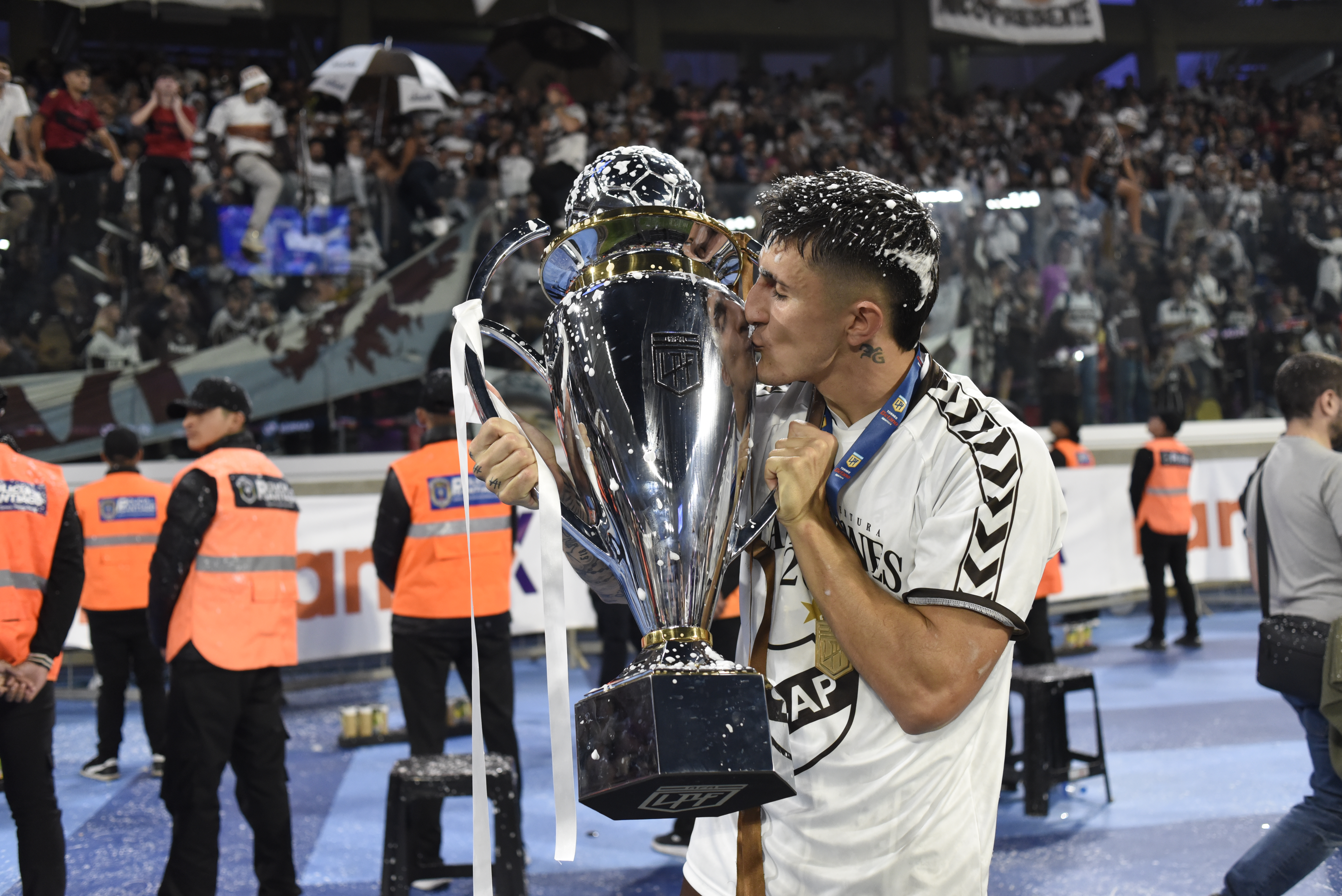 Santiago del Estero, Argentina - 1 junio, 2025: Los equipos de Huracán y Platense se enfrentan e...