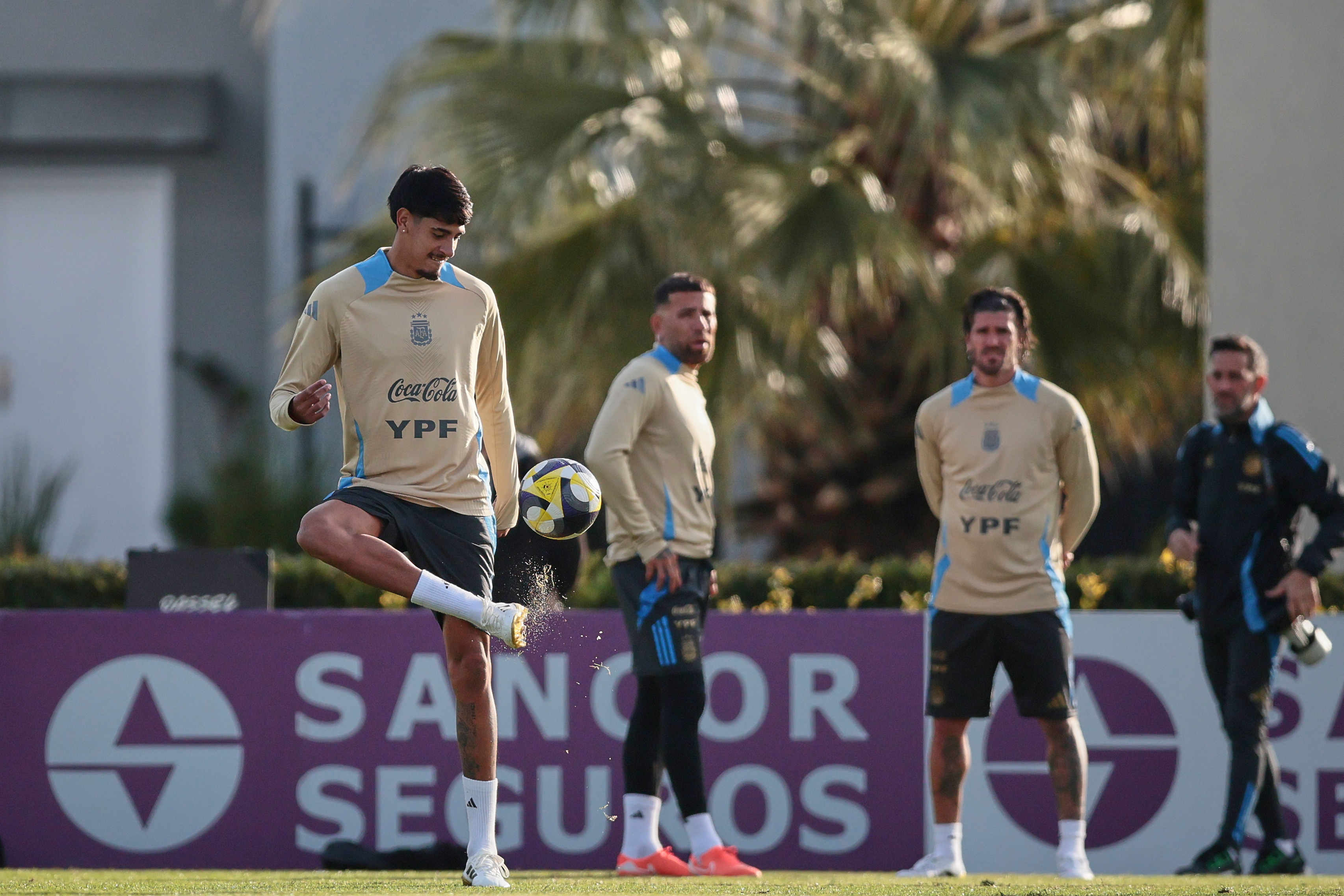 Argentina national team trains ahead of Chile clash Ezeiza, Argentina - June 3, 2025: Kevin Lomonaco (focus) control a ball today in training. Under ...