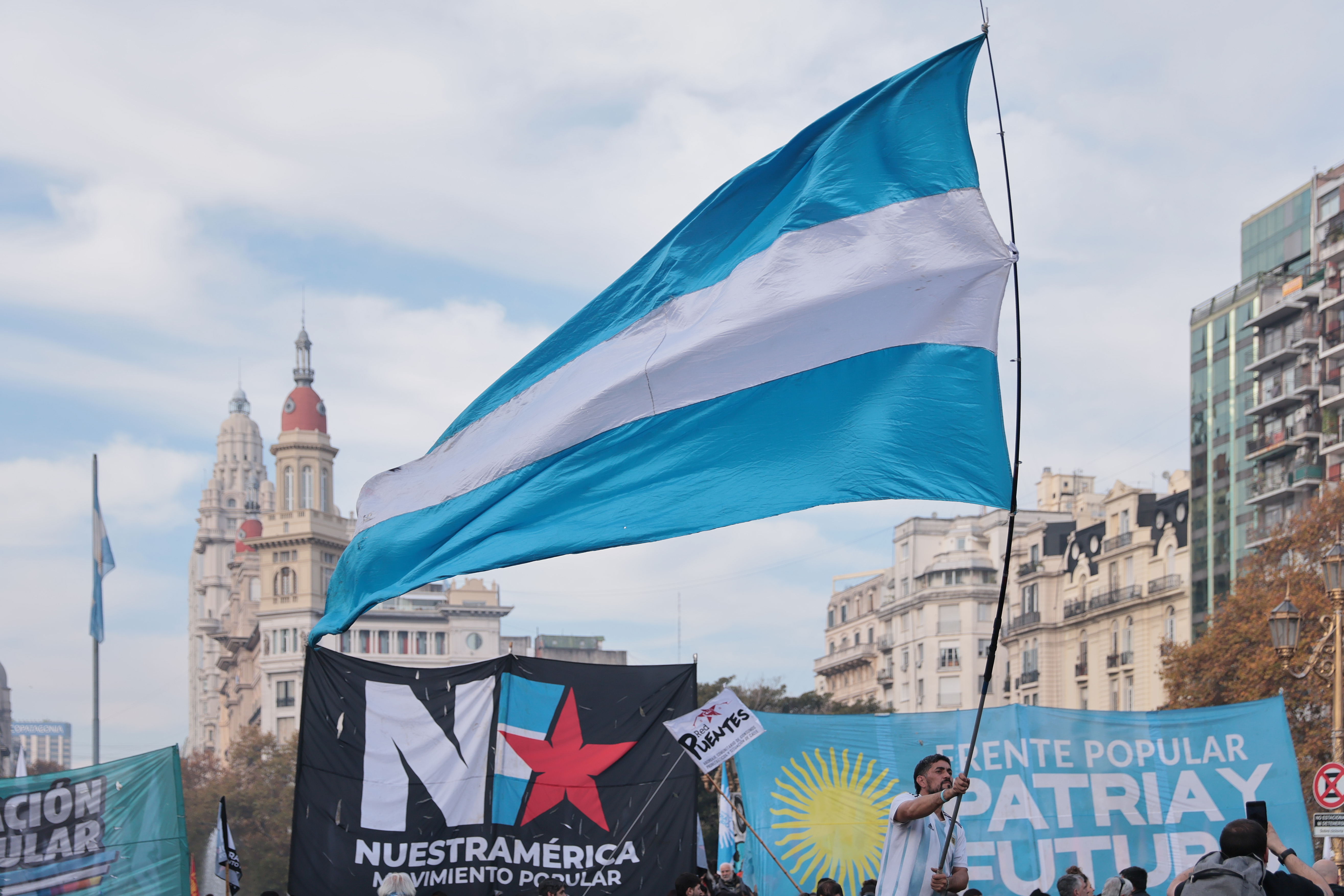 Buenos Aires, Argentina - 4 junio, 2025: Miles de jubilados, trabajadores del Hospital Garrahan, ...