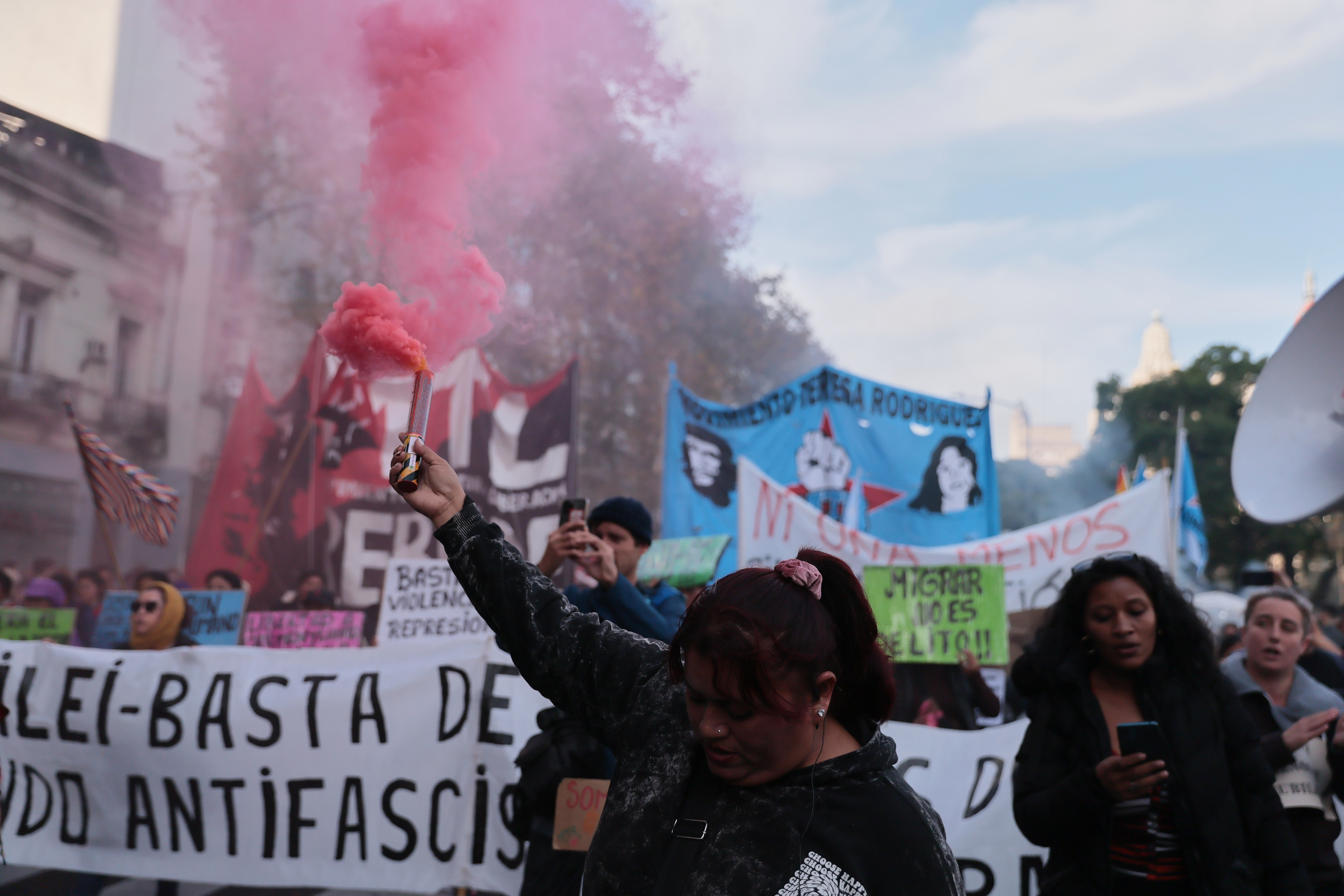 Jubilados, gremios, científicos y movimientos sociales protestan contra el gobierno de Milei Buenos Aires, Argentina - 4 junio, 2025: Miles de jubilados, trabajadores del Hospital Garrahan, ...