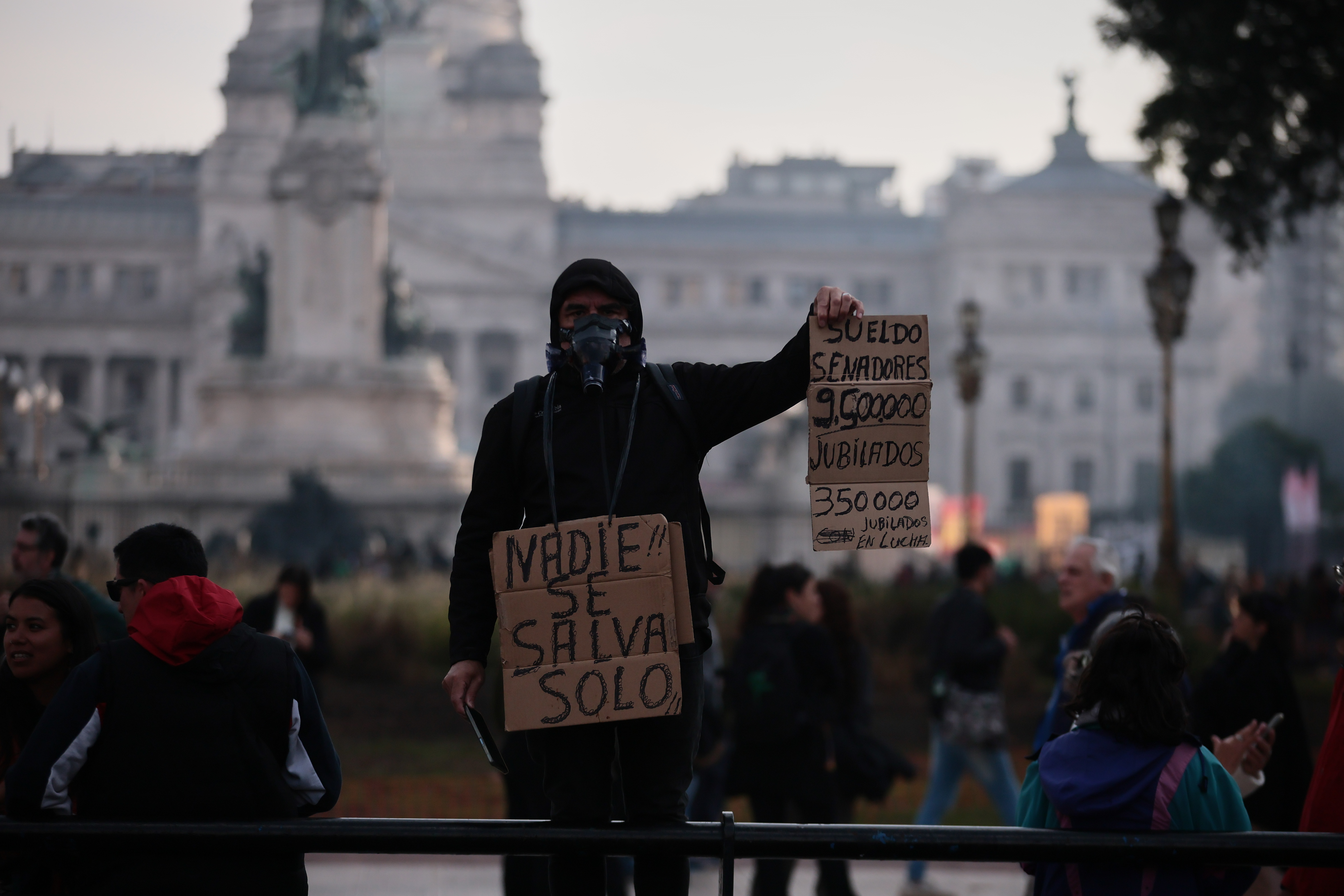 Buenos Aires, Argentina - 4 junio, 2025: Miles de jubilados, trabajadores del Hospital Garrahan, ...