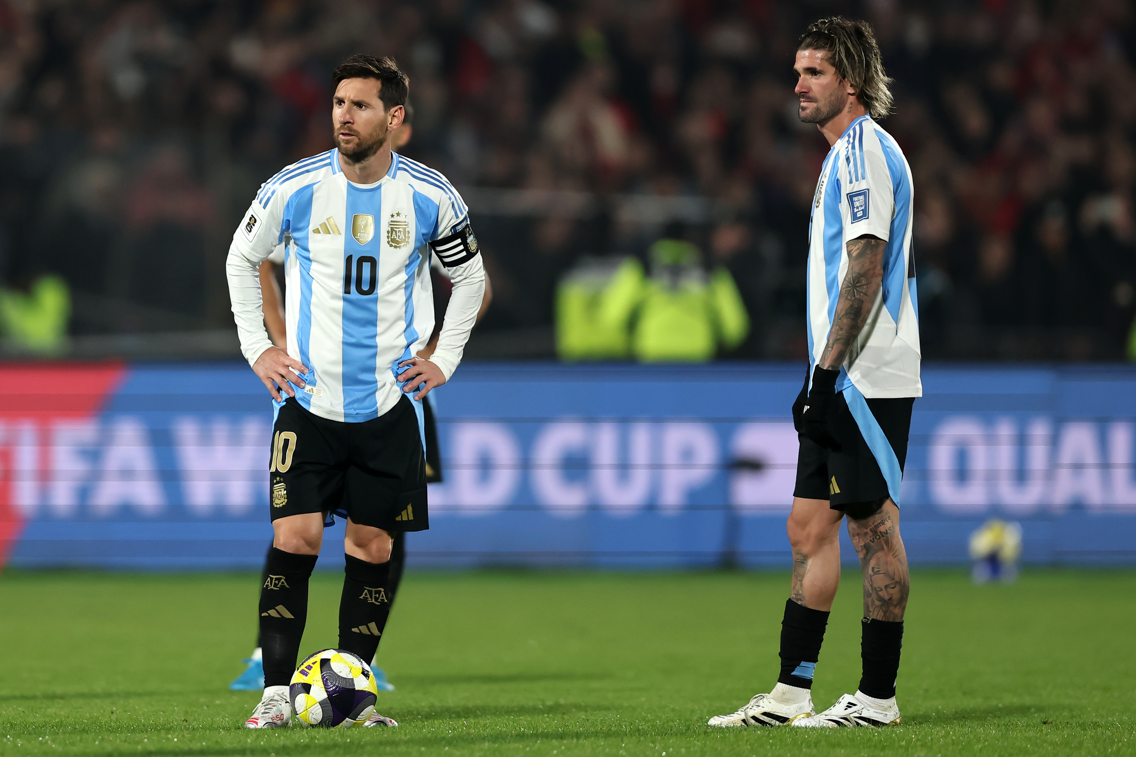 Argentina visita a Chile por Eliminatorias Sudamericanas con un equipo renovado y Messi como suplente CHILE-Chile vs Argentina Eliminatorias Argentina visita a Chile por Eliminatorias Sudamericanas con un equipo renovado y Messi como suplente Santiago, Chile – 5 junio, 2025: Lionel Messi y Rodrigo de Paul. La Selección Argentina venció a Chile en el Estadio Nacional de Santiago, por la fecha 15 de las Eliminatorias Sudamericanas rumbo al Mundial 2026. El encuentro marcó el regreso de Lionel Messi, quien comenzó como suplente . Con la clasificación ya asegurada, Argentina presenta un once inicial renovado, con ausencias importantes como las de Leandro Paredes, Enzo Fernández y Nicolás Otamendi. La formación contará con Emiliano Martínez, Nahuel Molina, Cristian Romero, Leonardo Balerdi, Nicolás Tagliafico, Giuliano Simeone, Rodrigo De Paul, Exequiel Palacios, Thiago Almada, Nicolás Paz y Julián Álvarez.