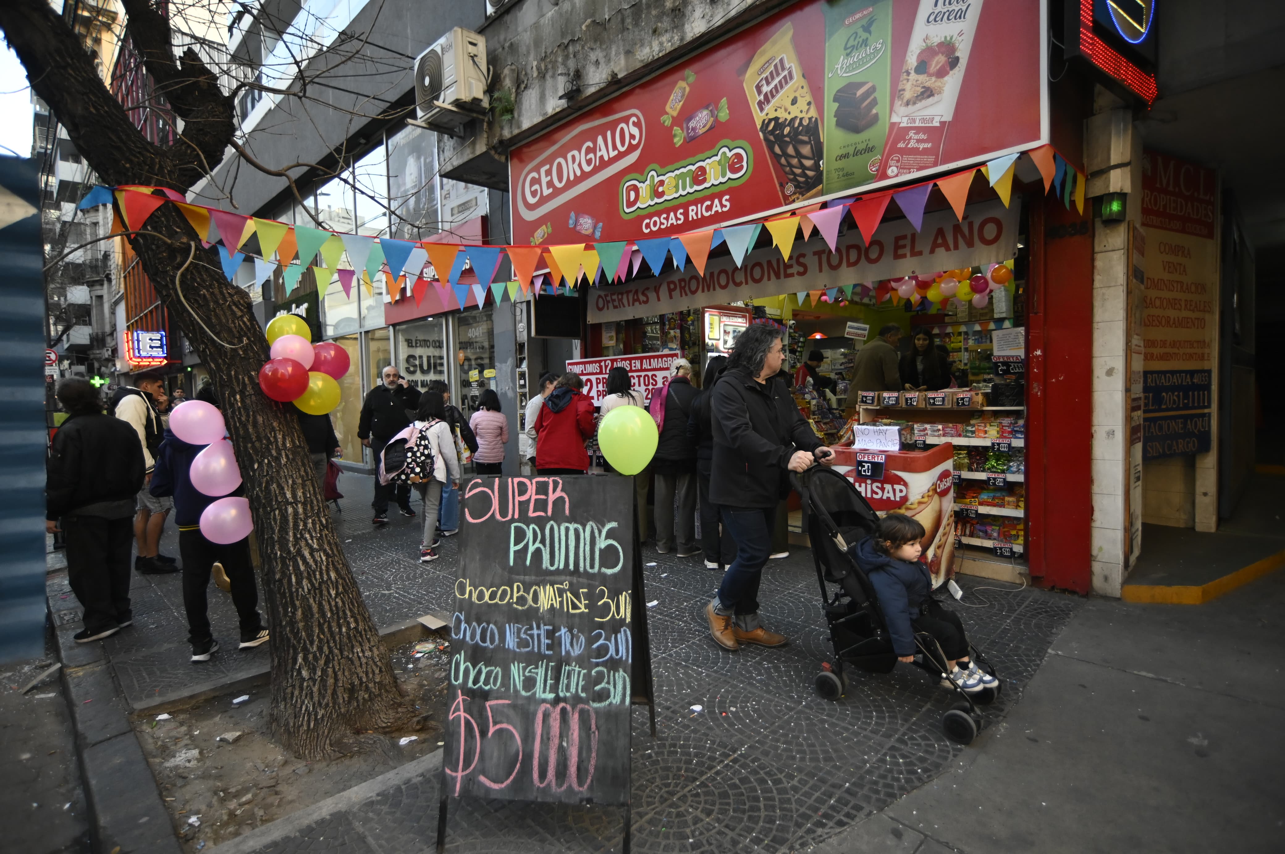 Buenos Aires, Argentina – 6 junio, 2025: Cientos de vecinos se acercaron al kiosco “Dulcement...