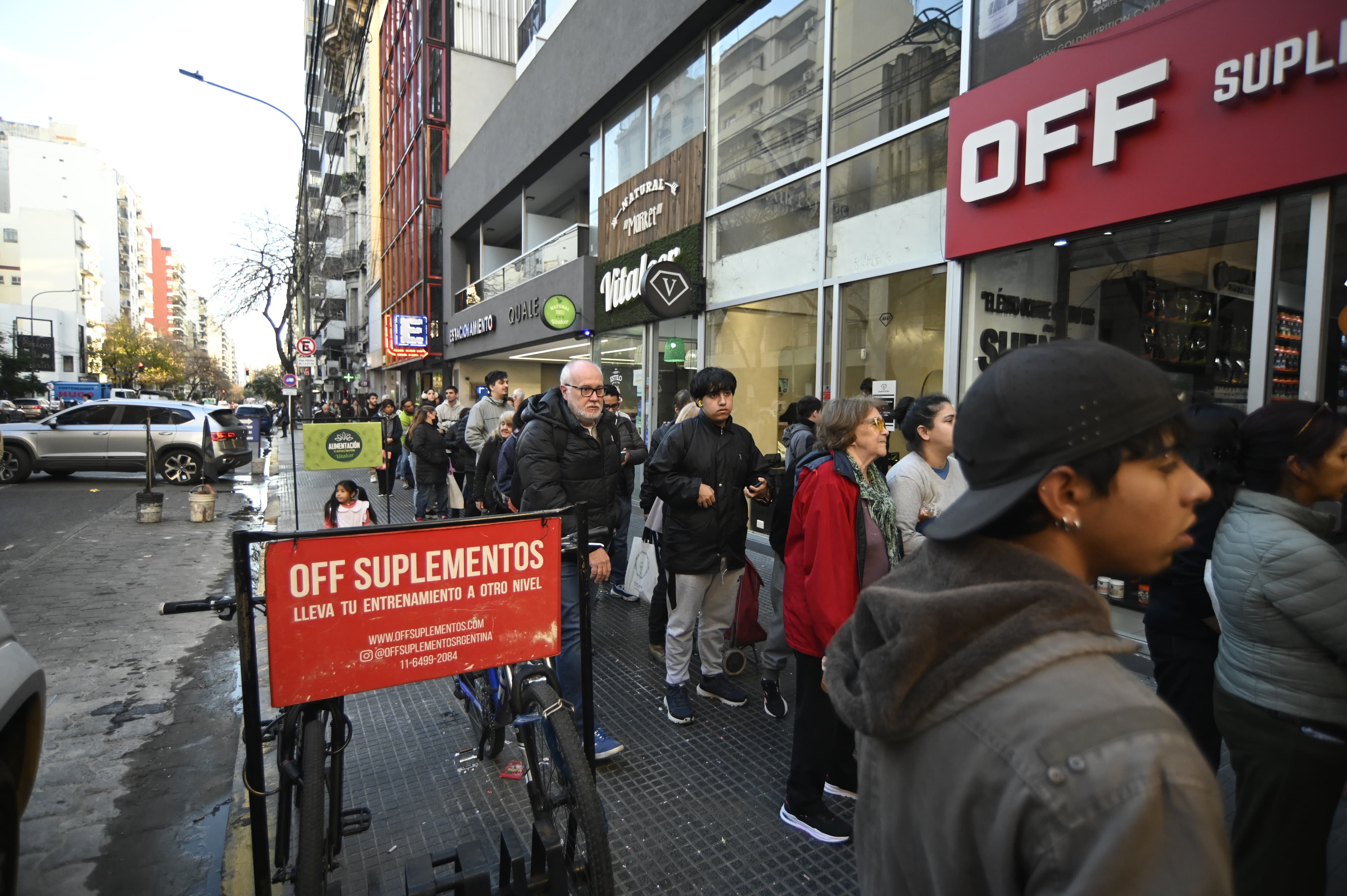 Buenos Aires, Argentina – 6 junio, 2025: Cientos de vecinos se acercaron al kiosco “Dulcement...