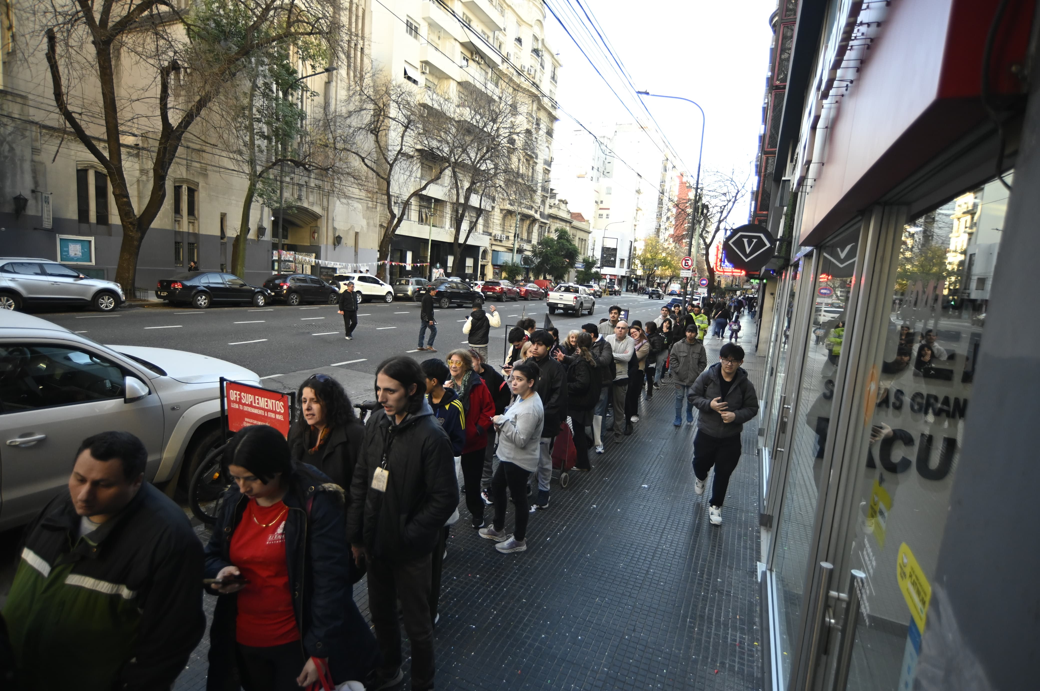 Buenos Aires, Argentina – 6 junio, 2025: Cientos de vecinos se acercaron al kiosco “Dulcement...
