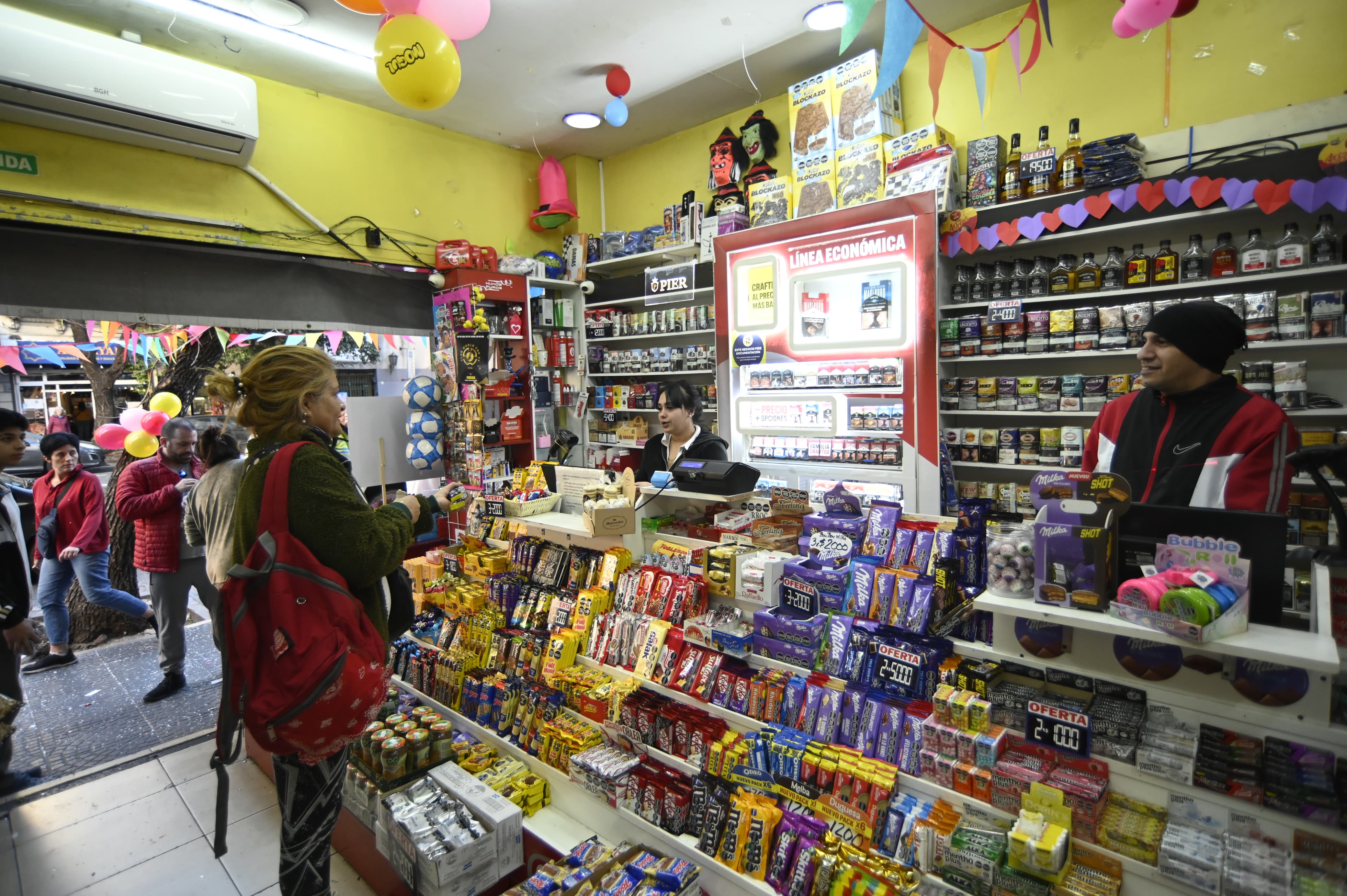 Panchos a $20 y golosinas a $2: vecinos hacen fila en CABA por la promoción de un kiosco Buenos Aires, Argentina – 6 junio, 2025: Cientos de vecinos se acercaron al kiosco “Dulcement...