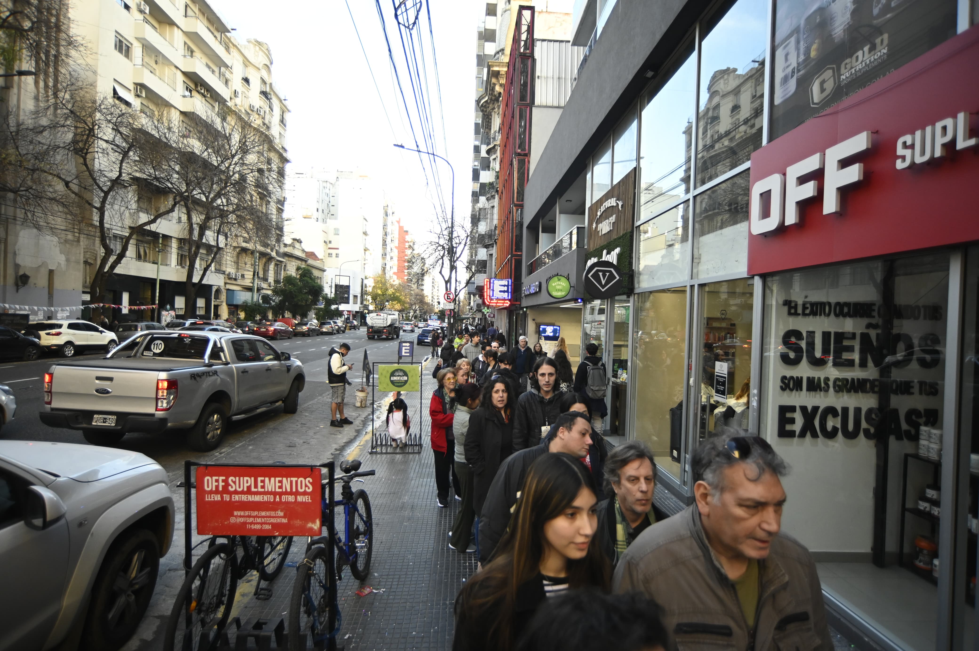 Buenos Aires, Argentina – 6 junio, 2025: Cientos de vecinos se acercaron al kiosco “Dulcement...