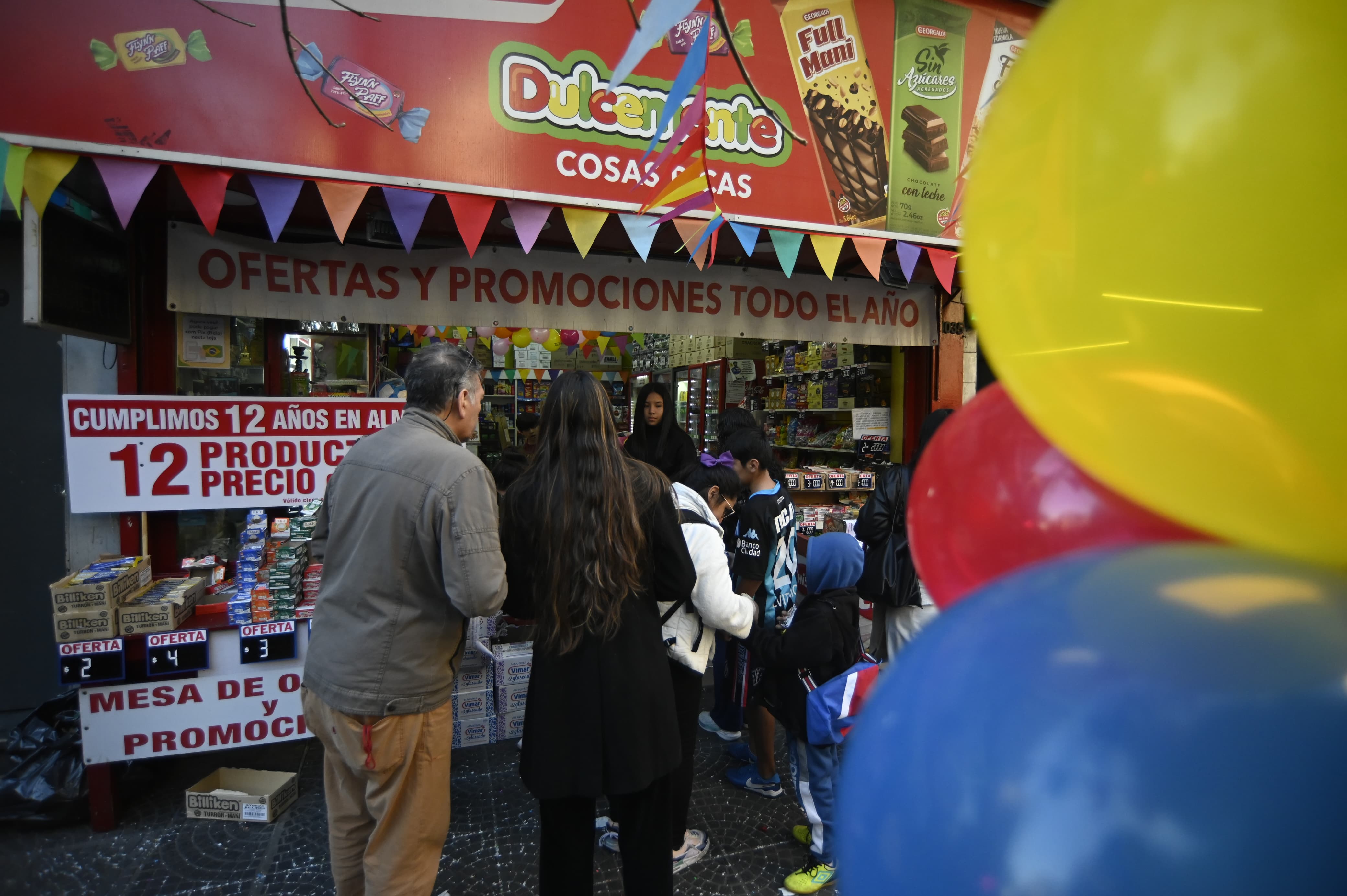 Panchos a $20 y golosinas a $2: vecinos hacen fila en CABA por la promoción de un kiosco Buenos Aires, Argentina – 6 junio, 2025: Cientos de vecinos se acercaron al kiosco “Dulcement...