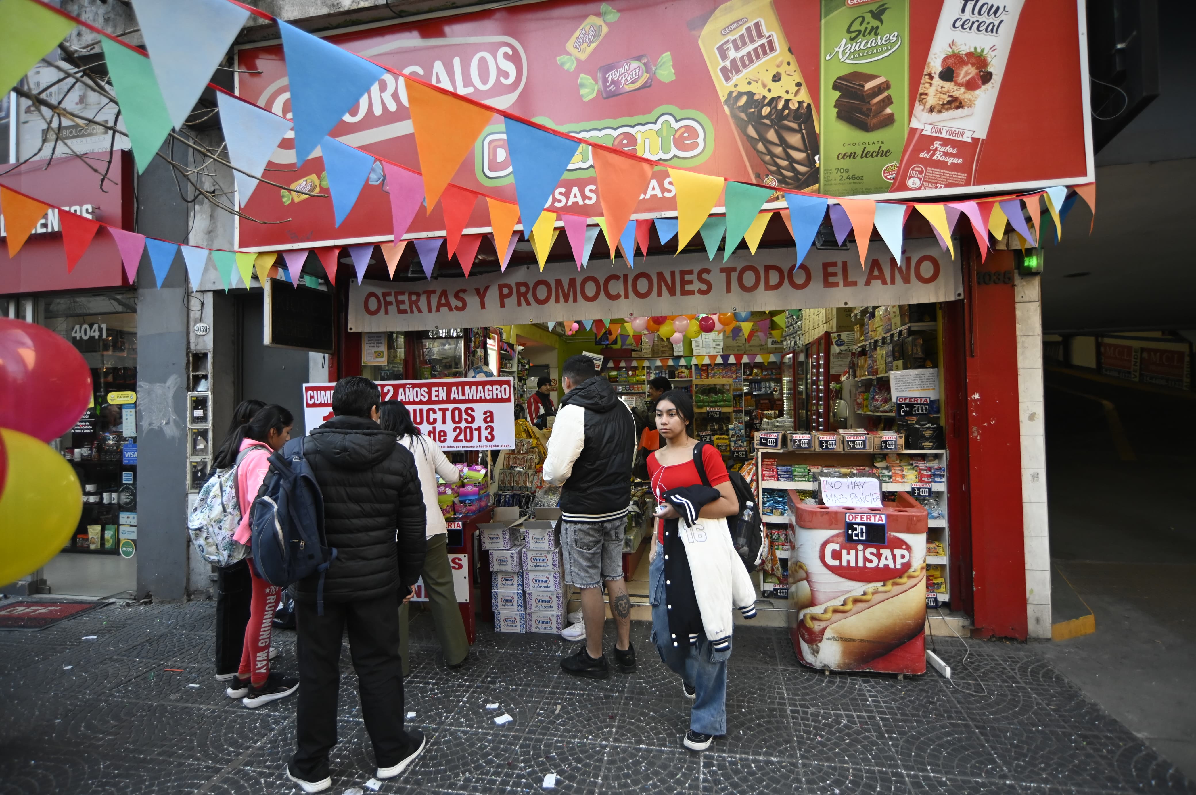 Buenos Aires, Argentina – 6 junio, 2025: Cientos de vecinos se acercaron al kiosco “Dulcement...