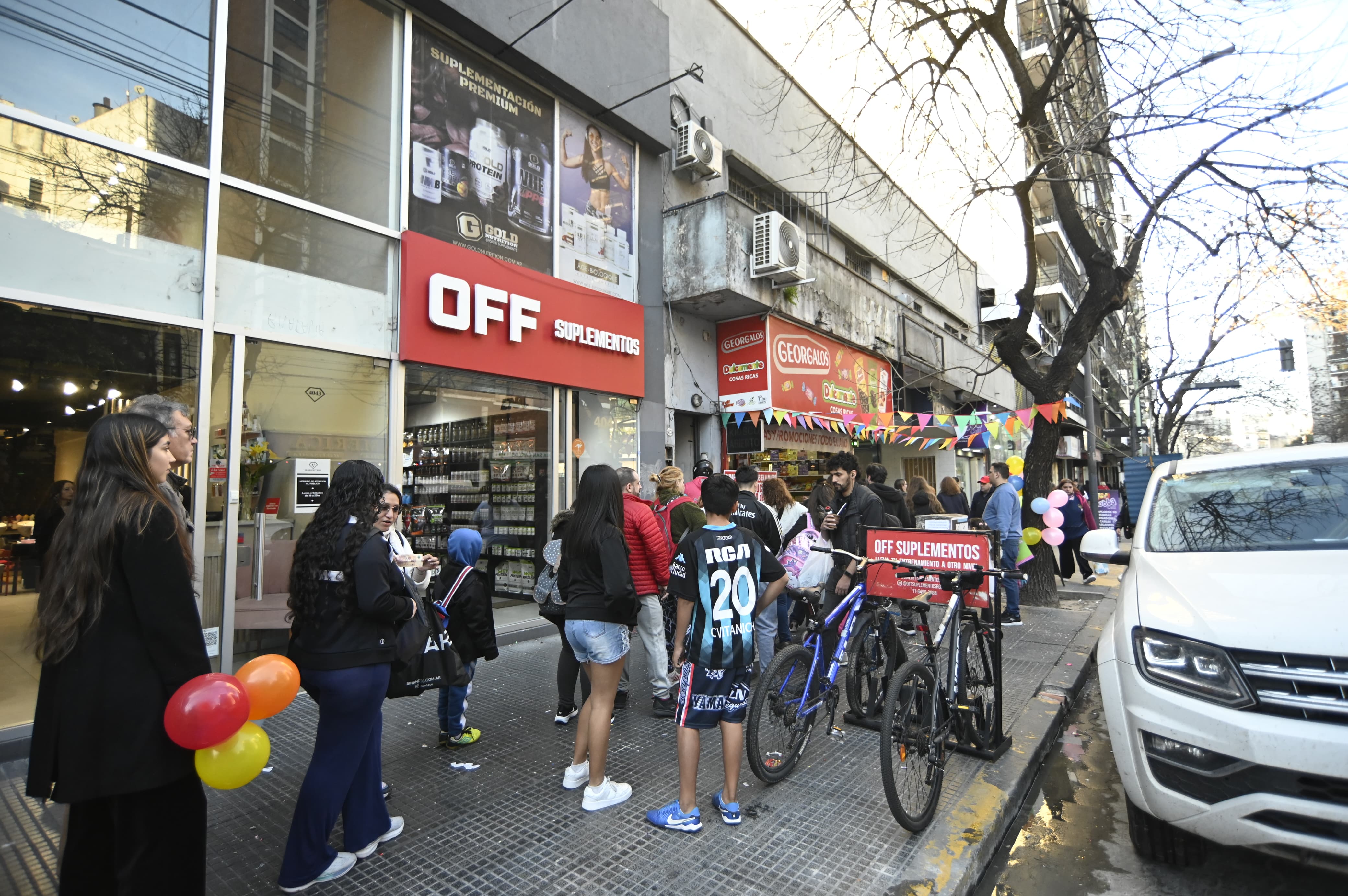 Buenos Aires, Argentina – 6 junio, 2025: Cientos de vecinos se acercaron al kiosco “Dulcement...