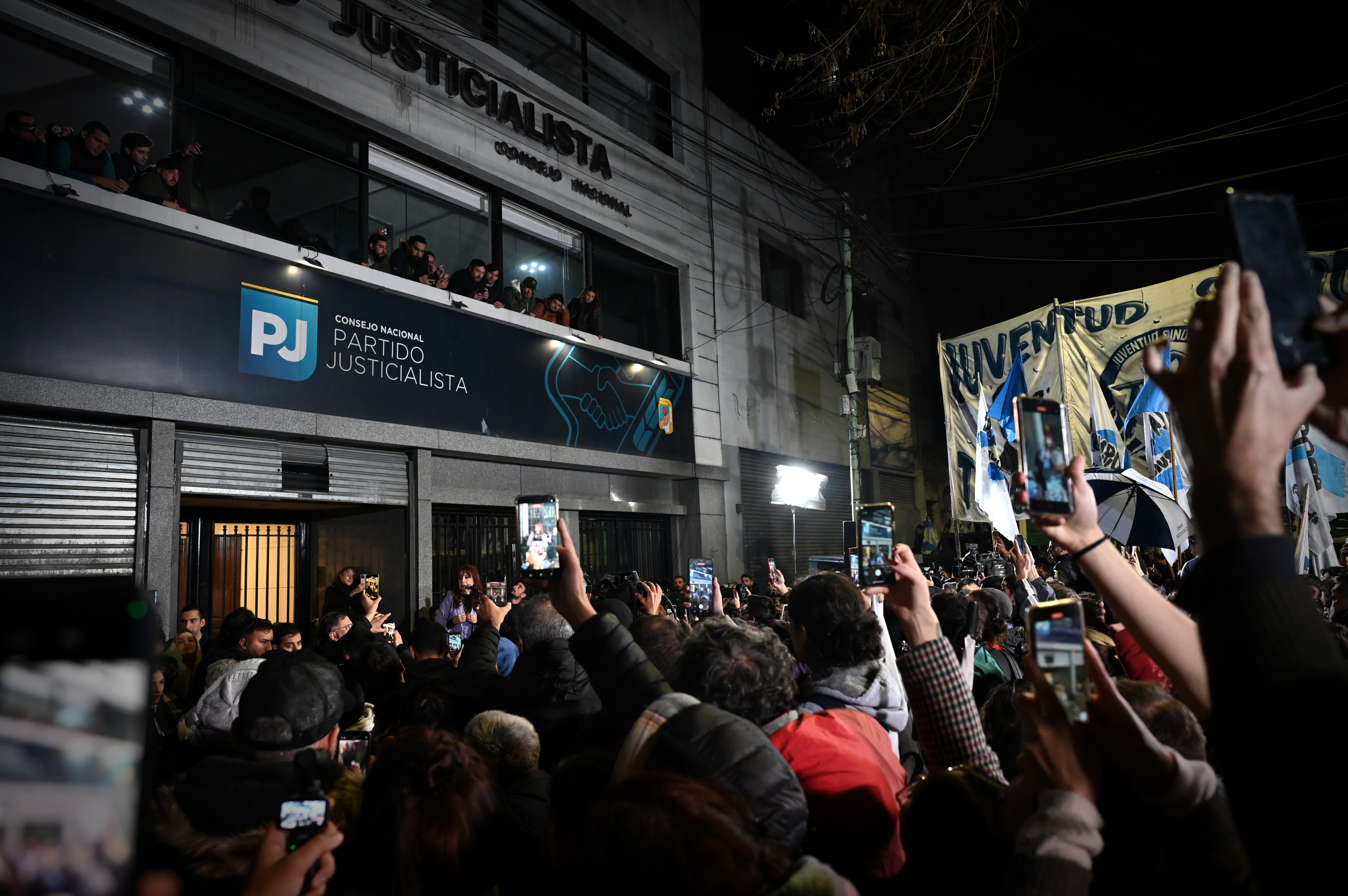 La titular del Partido Justicialista habló ante la militancia y criticó al Gobierno Buenos Aires, Argentina – 9 junio, 2025: Se realizó un acto en respaldo a Cristina Fernández ...