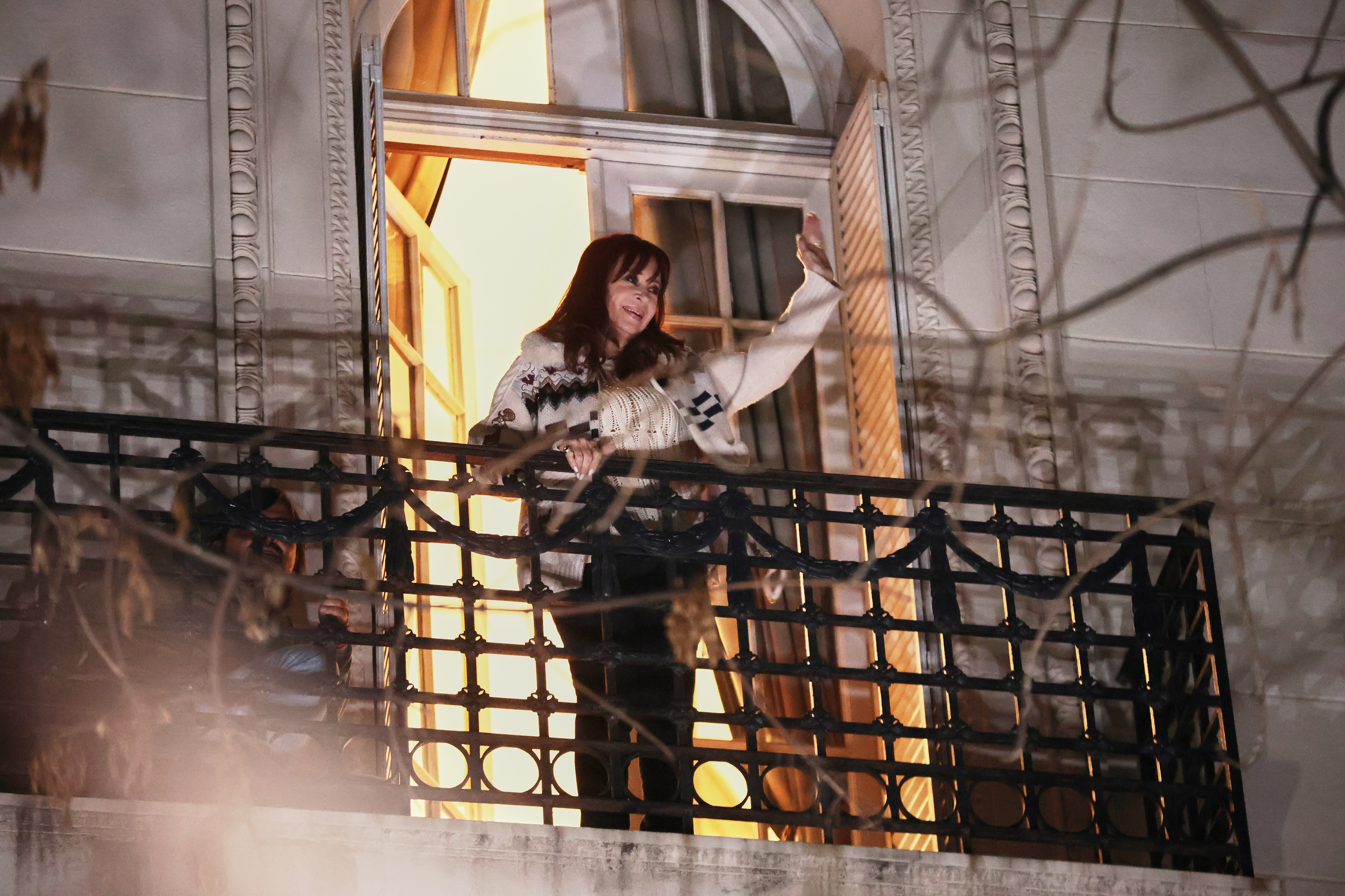 Cristina en el balcón BUENOS AIRES, ARGENTINA – JUNE 11, 2025: Cristina Fernandez de Kirchner sale al balcón de su r...
