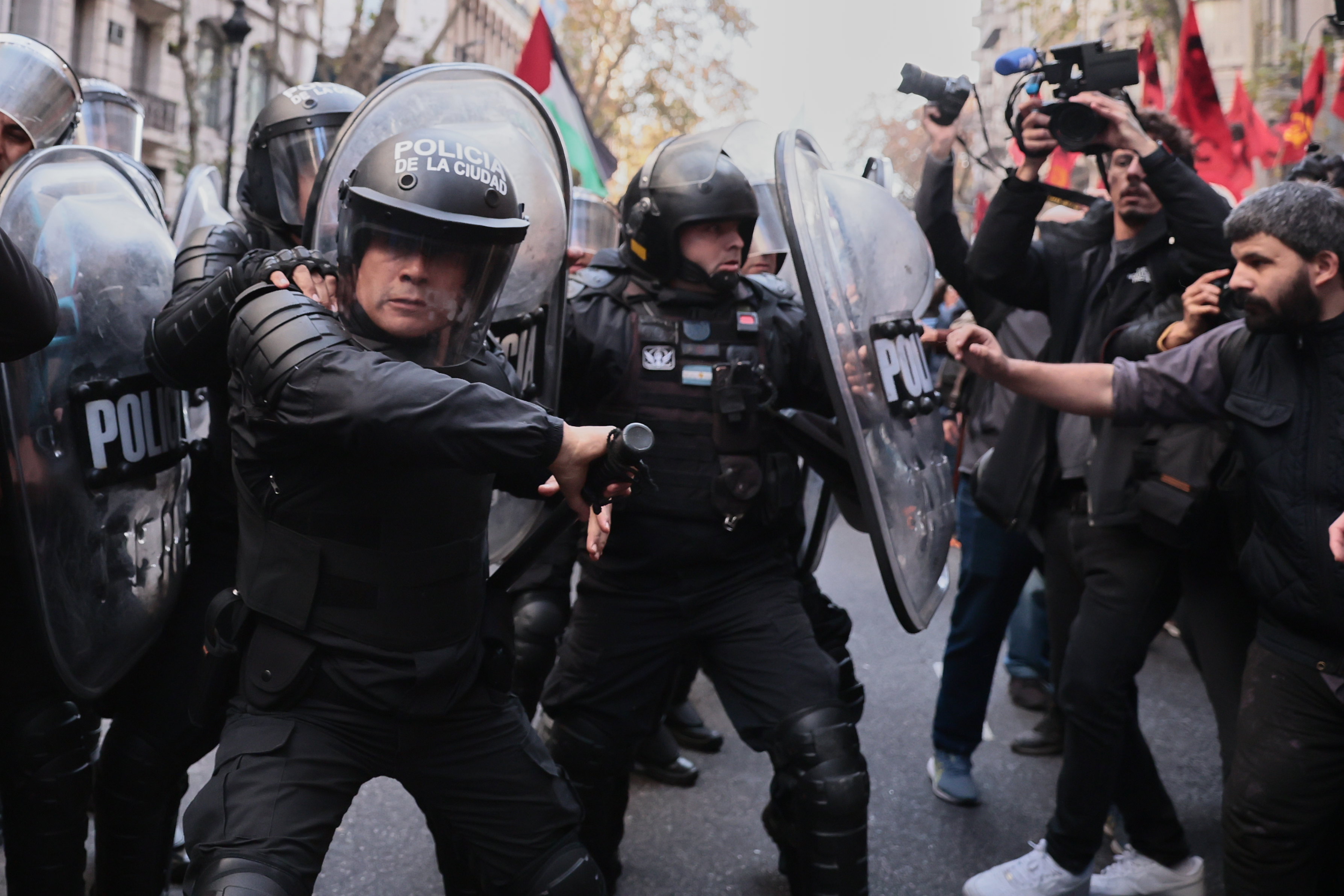 Movimientos sociales y gremios de Argentina se unieron este miércoles a los jubilados y su march...