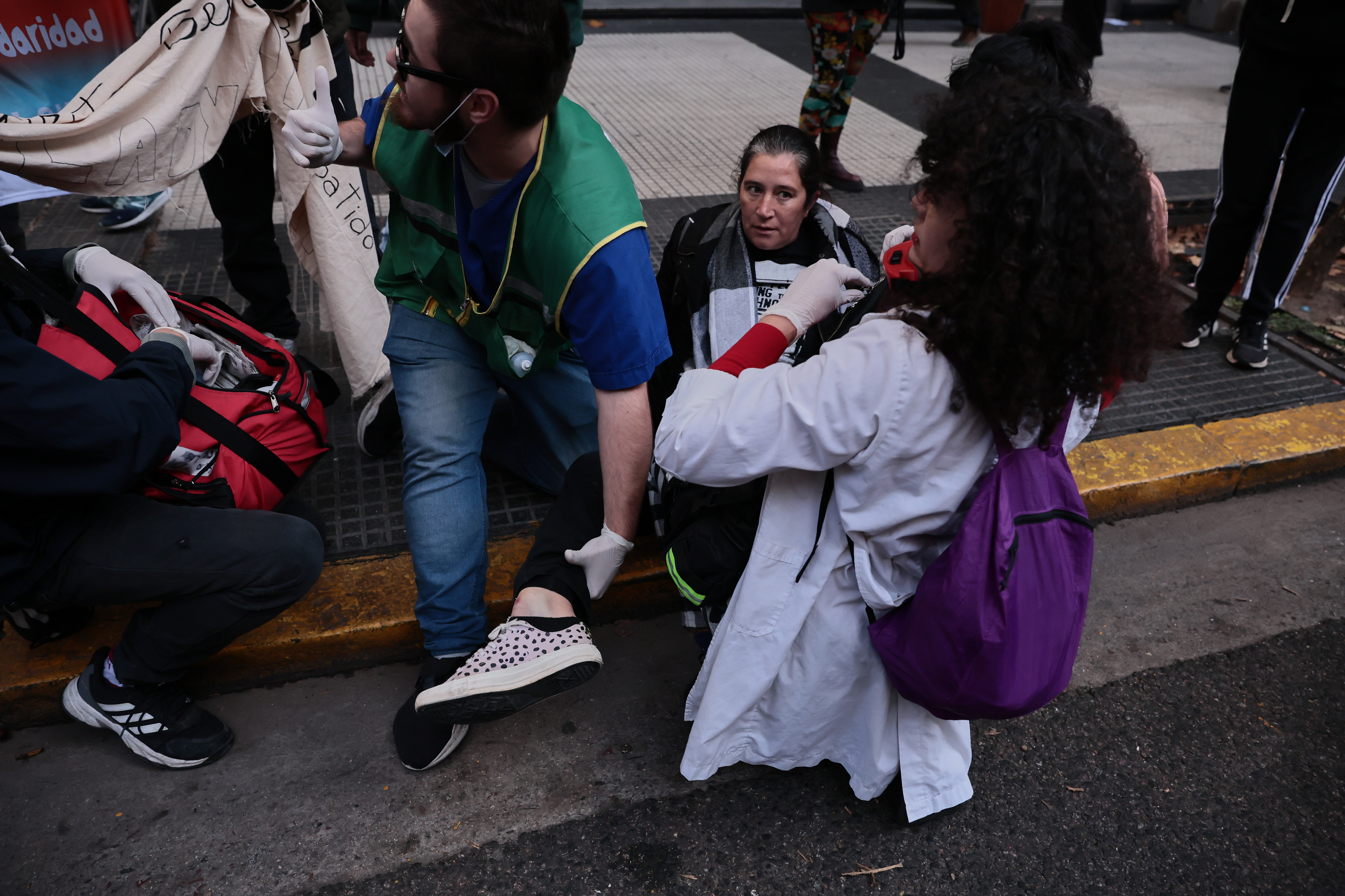 Fotografía de una mujer que resultó con una luxación de su tobillo durante la acción policial...