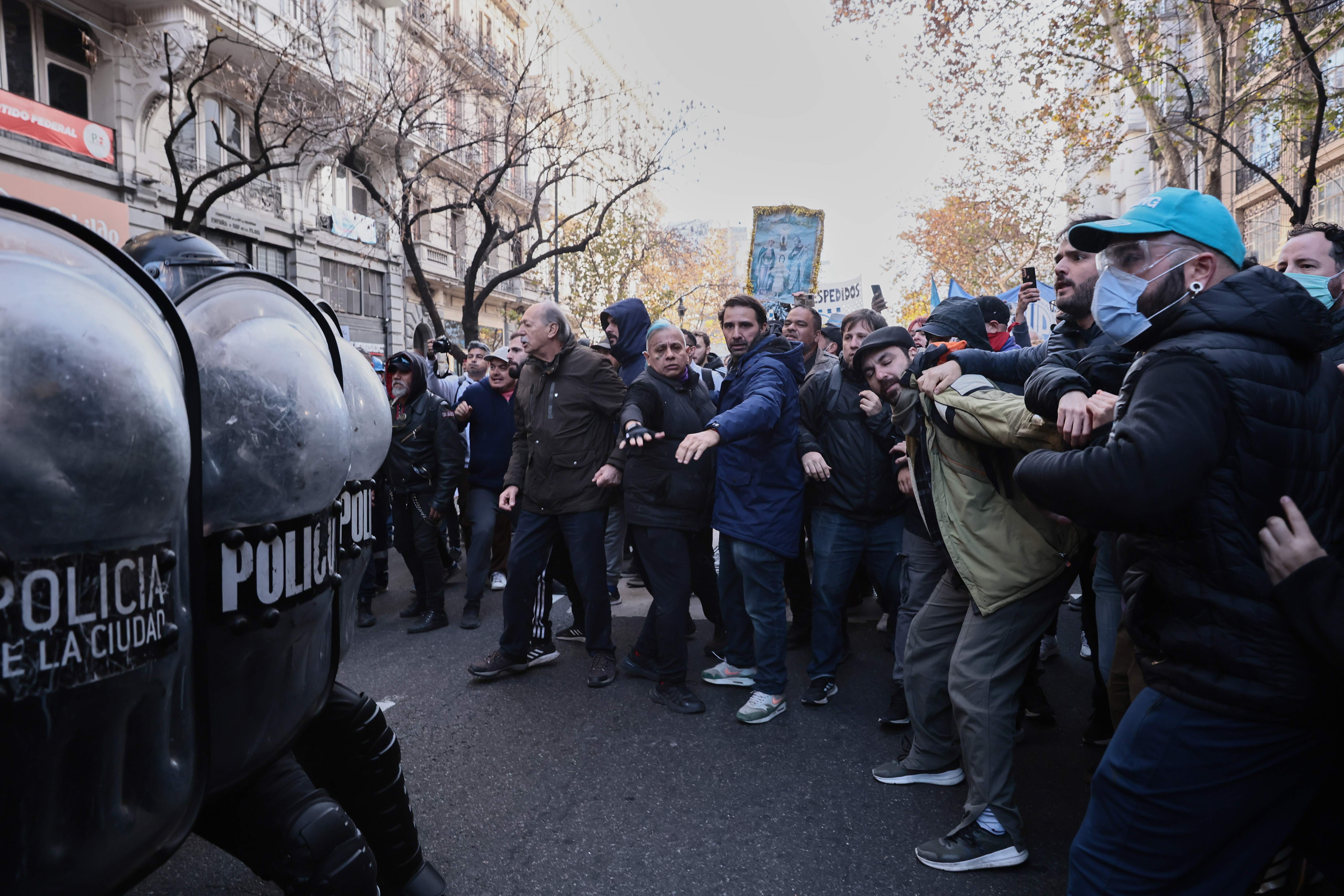 Movimientos sociales y gremios de Argentina se unieron este miércoles a los jubilados y su march...