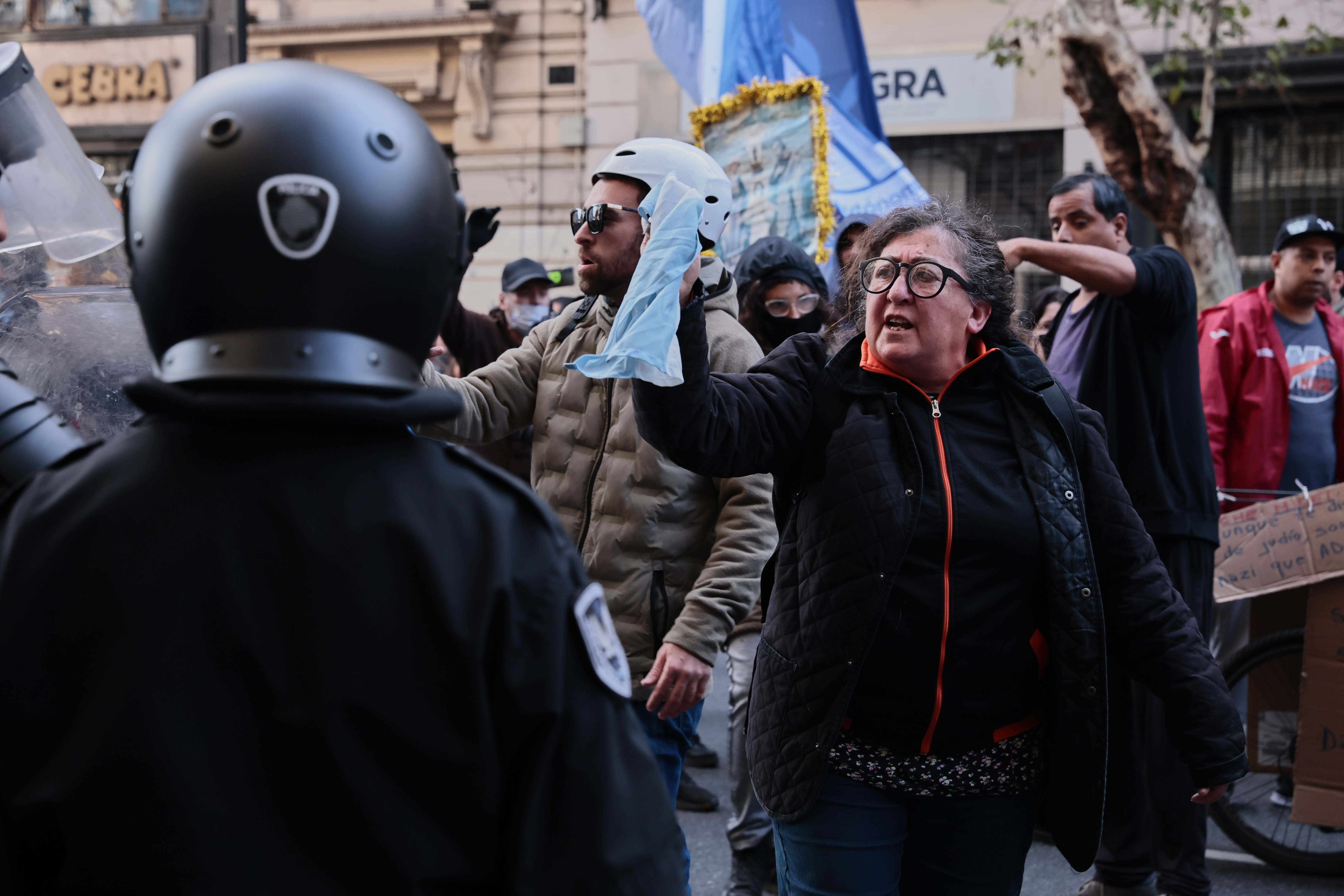 Movimientos sociales y gremios de Argentina se unieron este miércoles a los jubilados y su march...