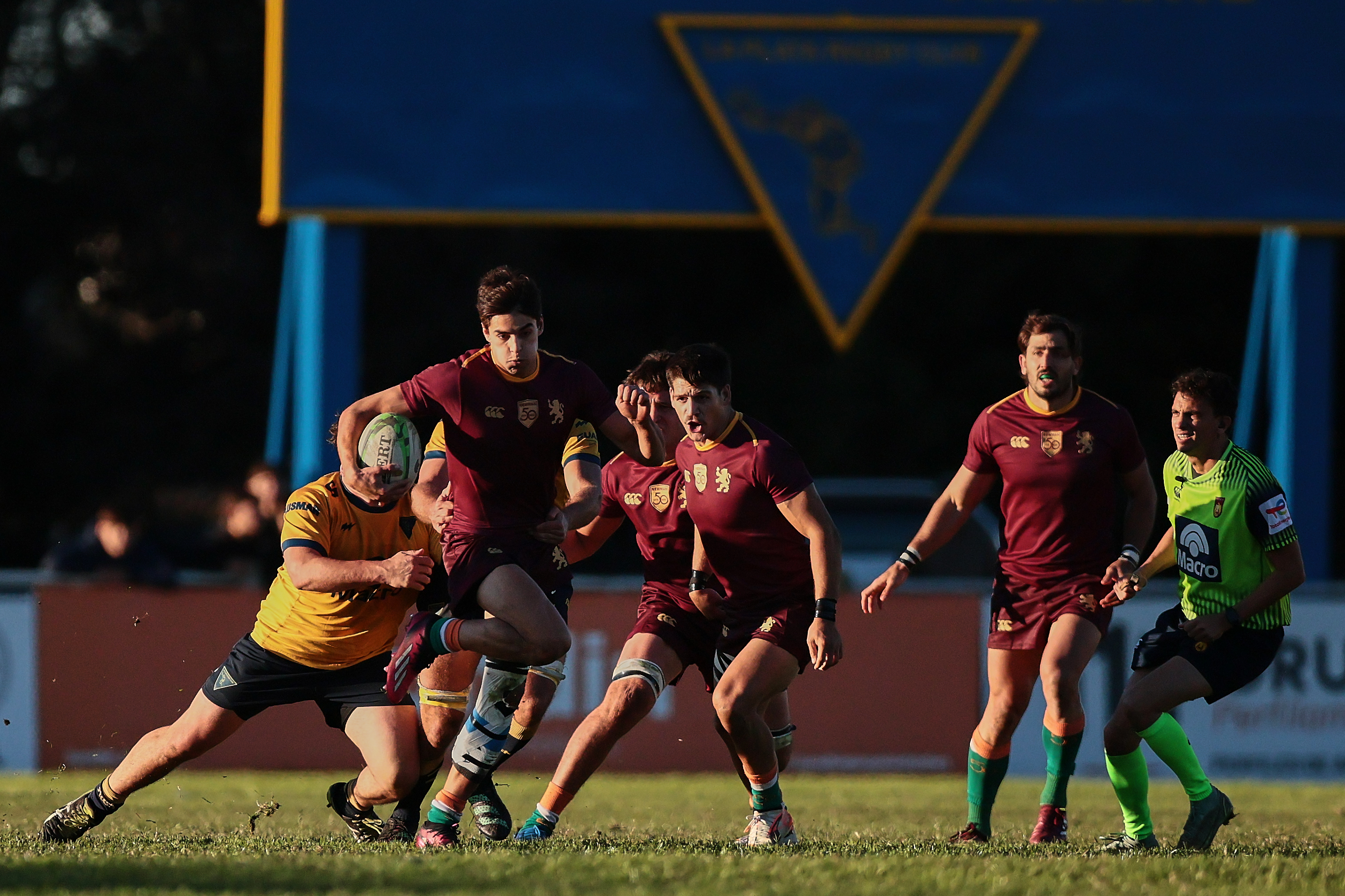 Newman derrota 21-17 a La Plata Rugby Club como visitante por la fecha del Top 12 La Plata, Argentina - 31 mayo, 2025: Jugadores del Club Newman celebran tras vencer 21-17 al equi...