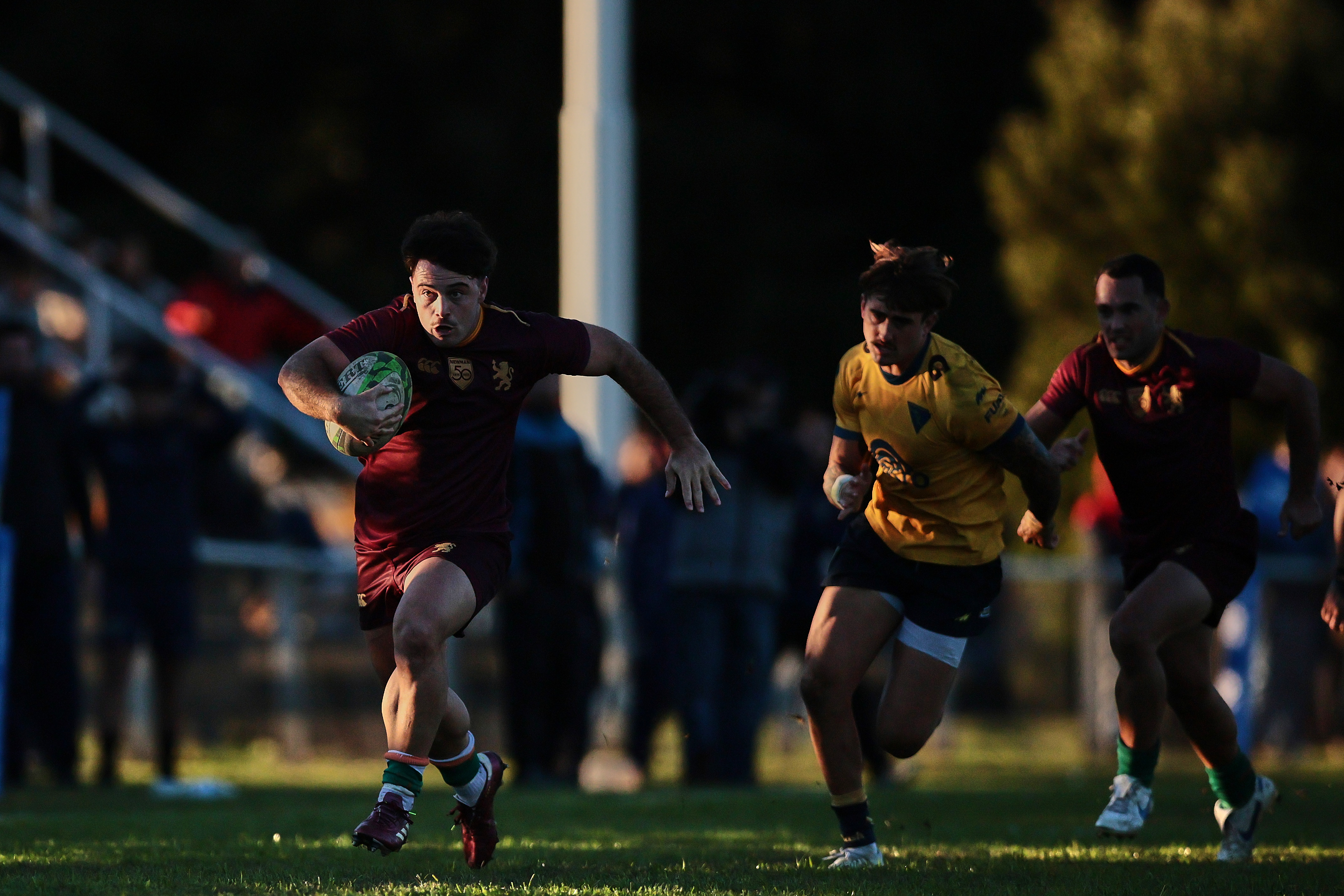 Newman derrota 21-17 a La Plata Rugby Club como visitante por la fecha del Top 12 La Plata, Argentina - 31 mayo, 2025: Jugadores del Club Newman celebran tras vencer 21-17 al equi...