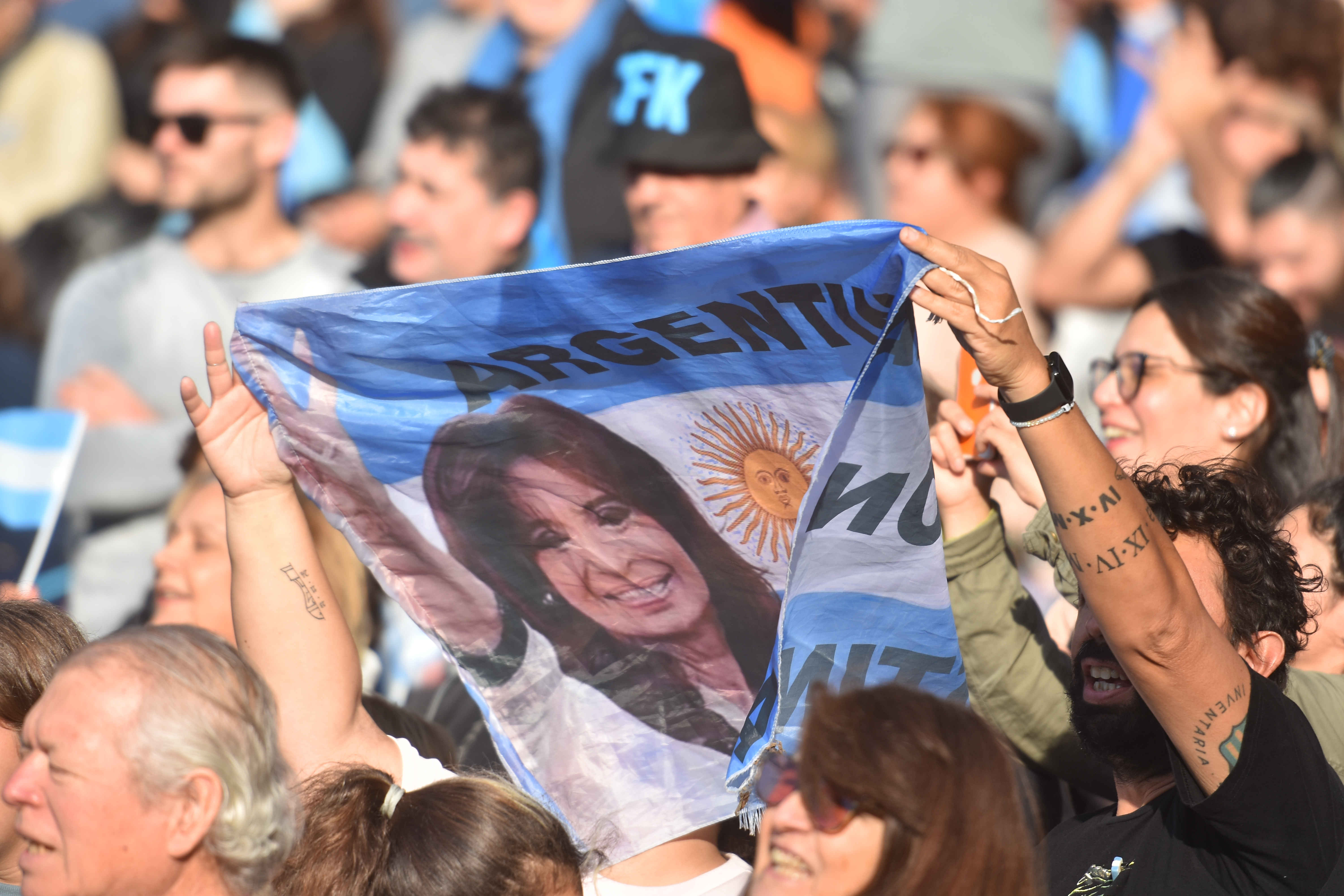 La ex presidenta envió mensaje a militantes en Parque Lezama con críticas a la deuda Buenos Aires, Argentina - 9 julio, 2025: La ex presidenta Cristina Fernández de Kirchner habló ...