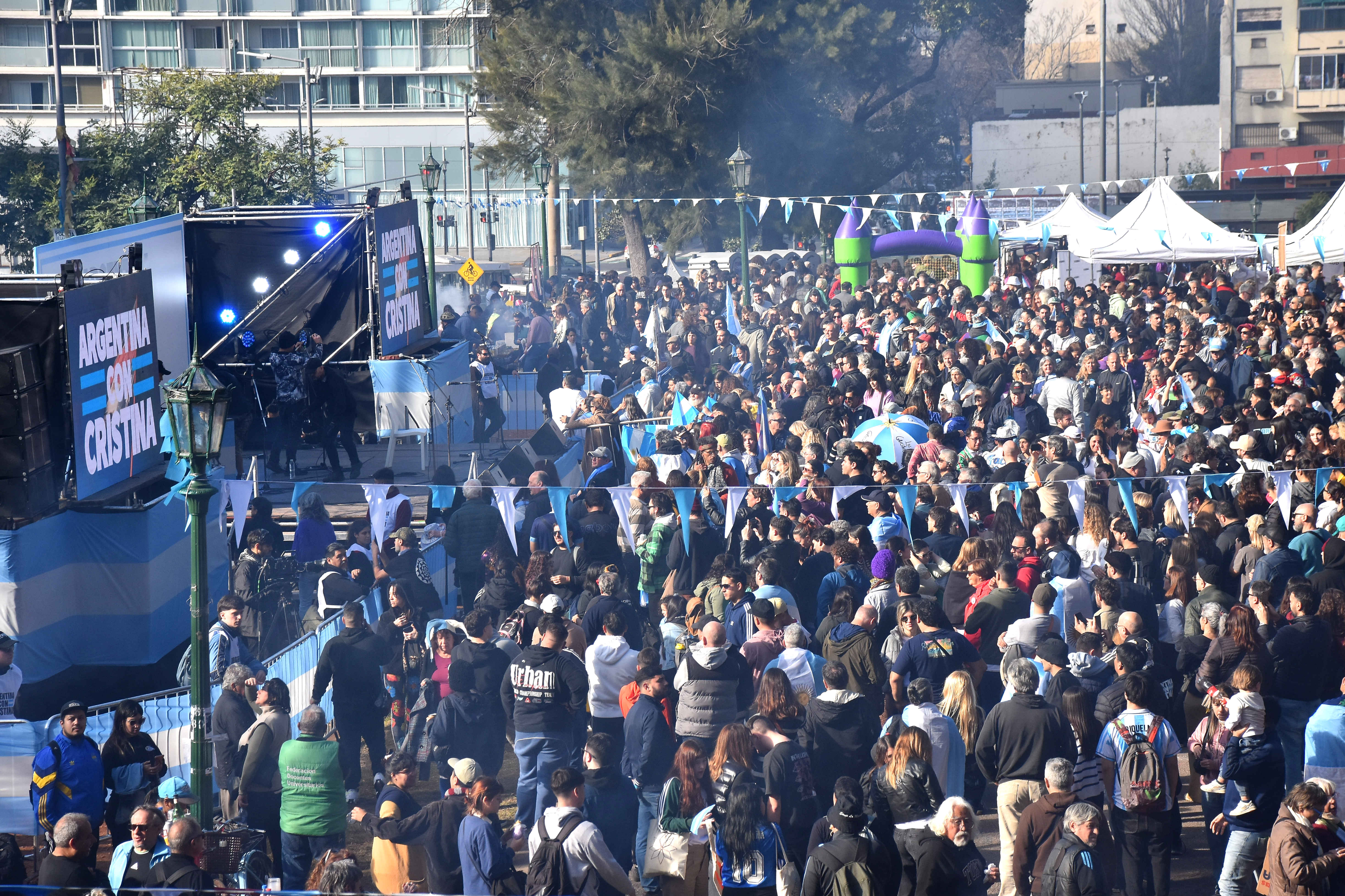 La ex presidenta envió mensaje a militantes en Parque Lezama con críticas a la deuda Buenos Aires, Argentina - 9 julio, 2025: La ex presidenta Cristina Fernández de Kirchner habló ...