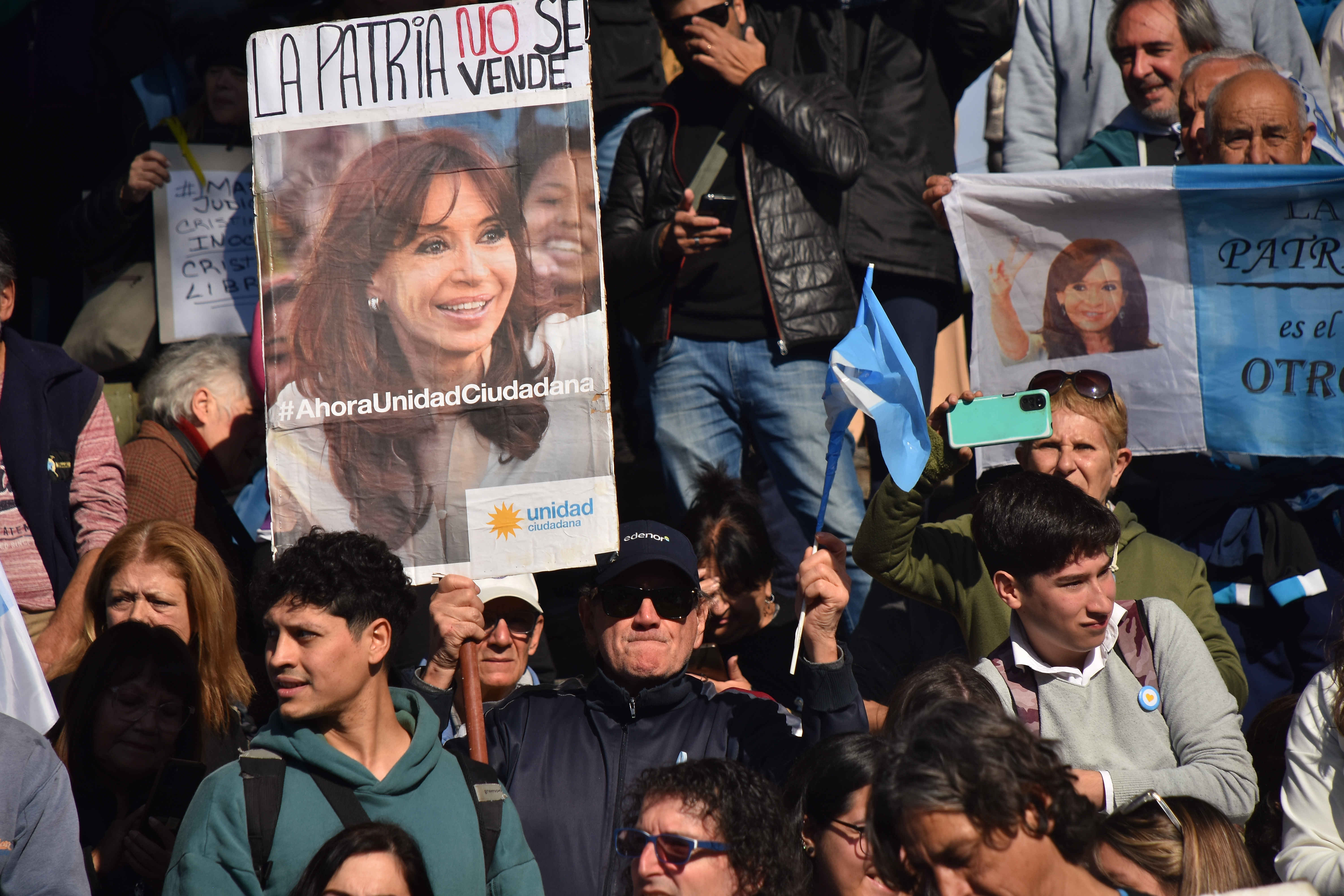 La ex presidenta envió mensaje a militantes en Parque Lezama con críticas a la deuda Buenos Aires, Argentina - 9 julio, 2025: La ex presidenta Cristina Fernández de Kirchner habló ...