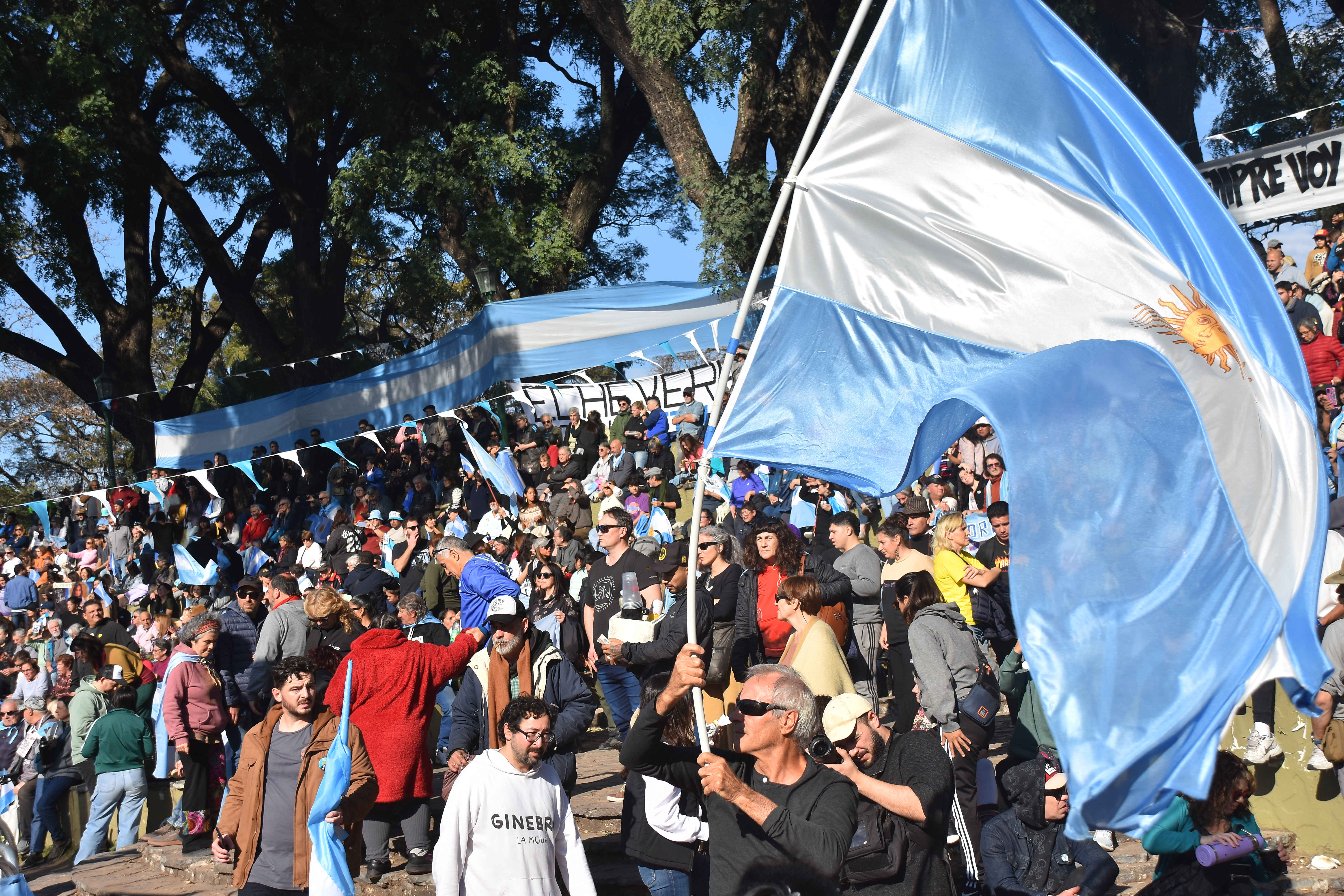 La ex presidenta envió mensaje a militantes en Parque Lezama con críticas a la deuda Buenos Aires, Argentina - 9 julio, 2025: La ex presidenta Cristina Fernández de Kirchner habló ...