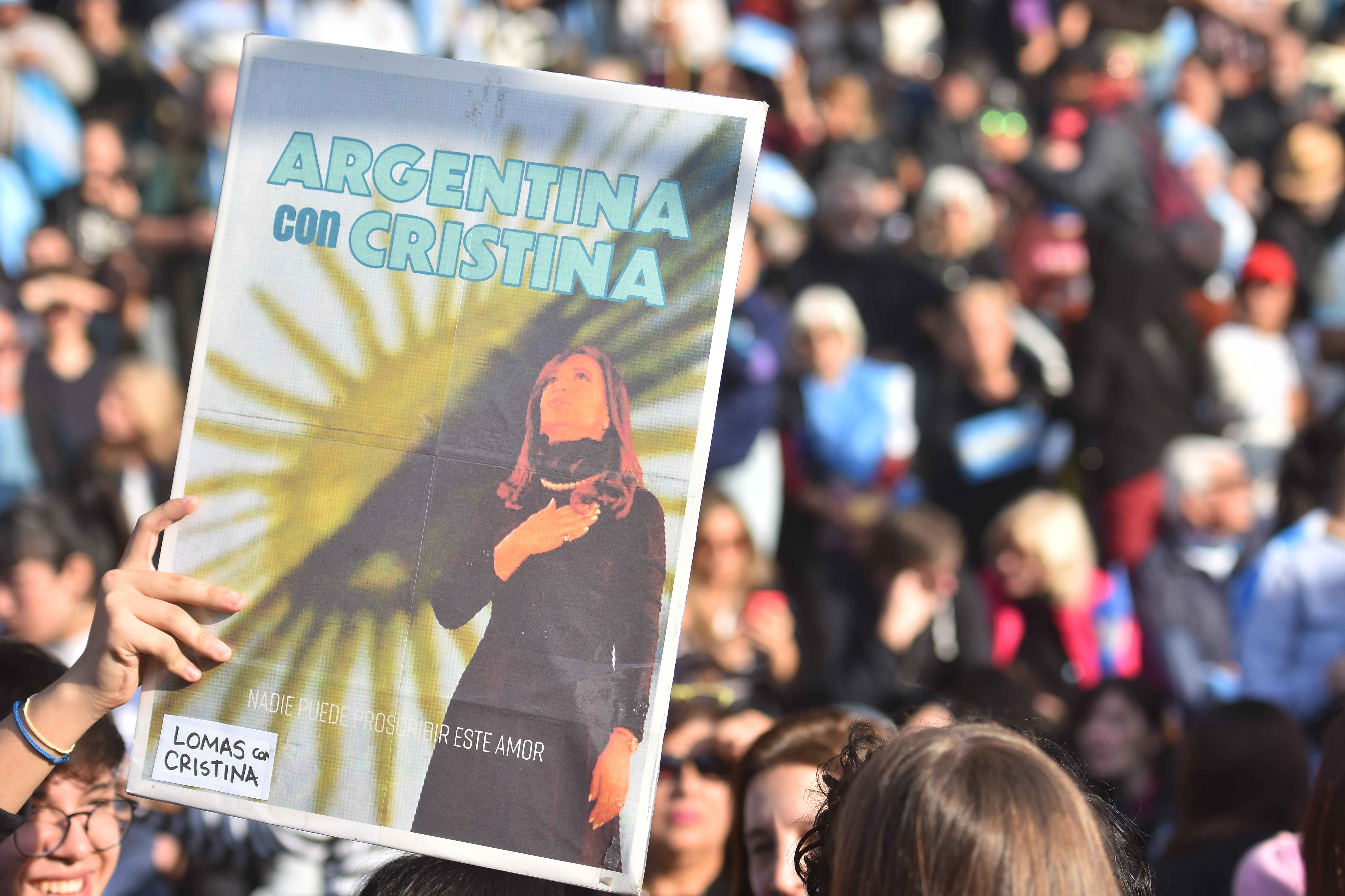 La ex presidenta envió mensaje a militantes en Parque Lezama con críticas a la deuda Buenos Aires, Argentina - 9 julio, 2025: La ex presidenta Cristina Fernández de Kirchner habló ...