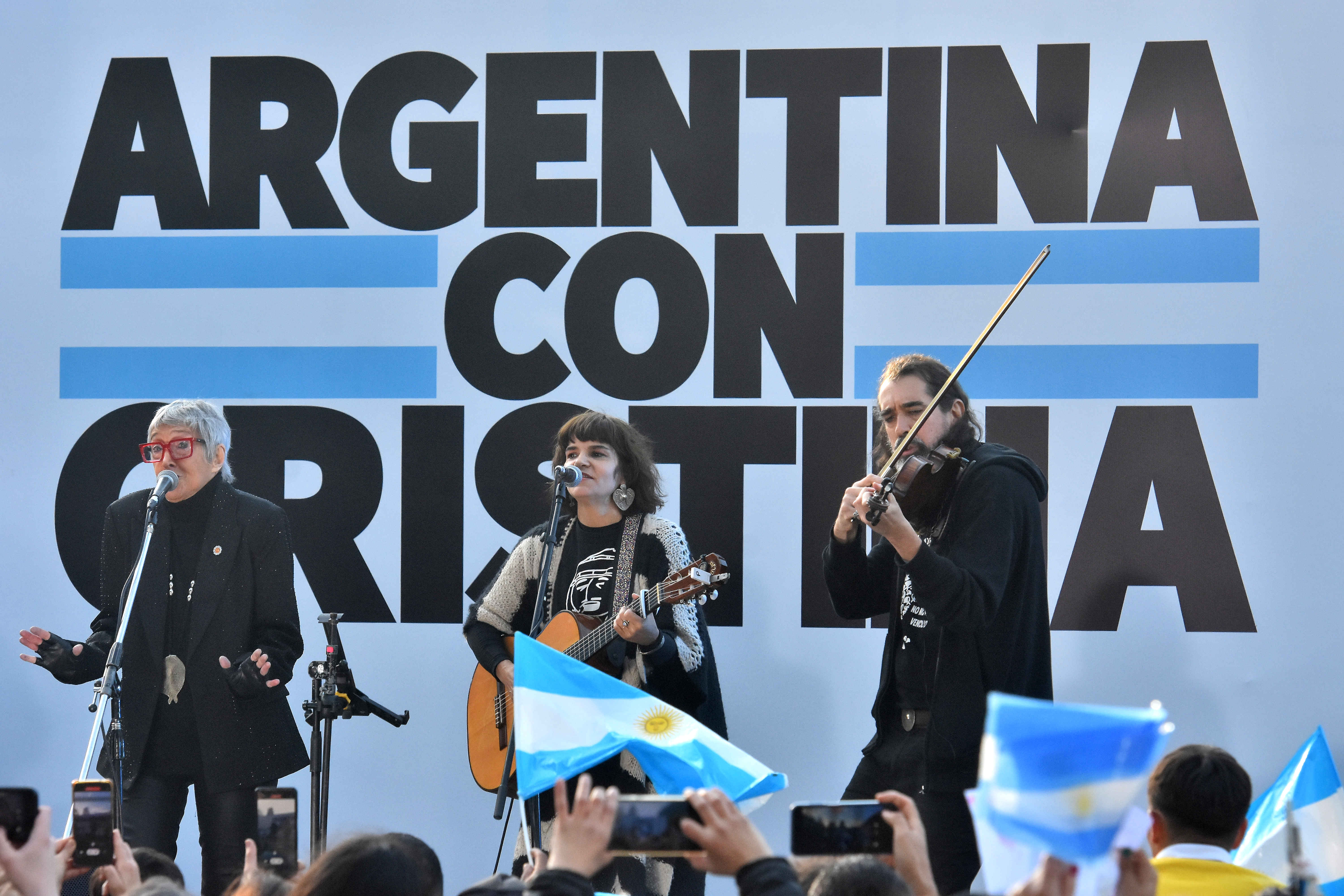 La ex presidenta envió mensaje a militantes en Parque Lezama con críticas a la deuda Buenos Aires, Argentina - 9 julio, 2025: La ex presidenta Cristina Fernández de Kirchner habló ...