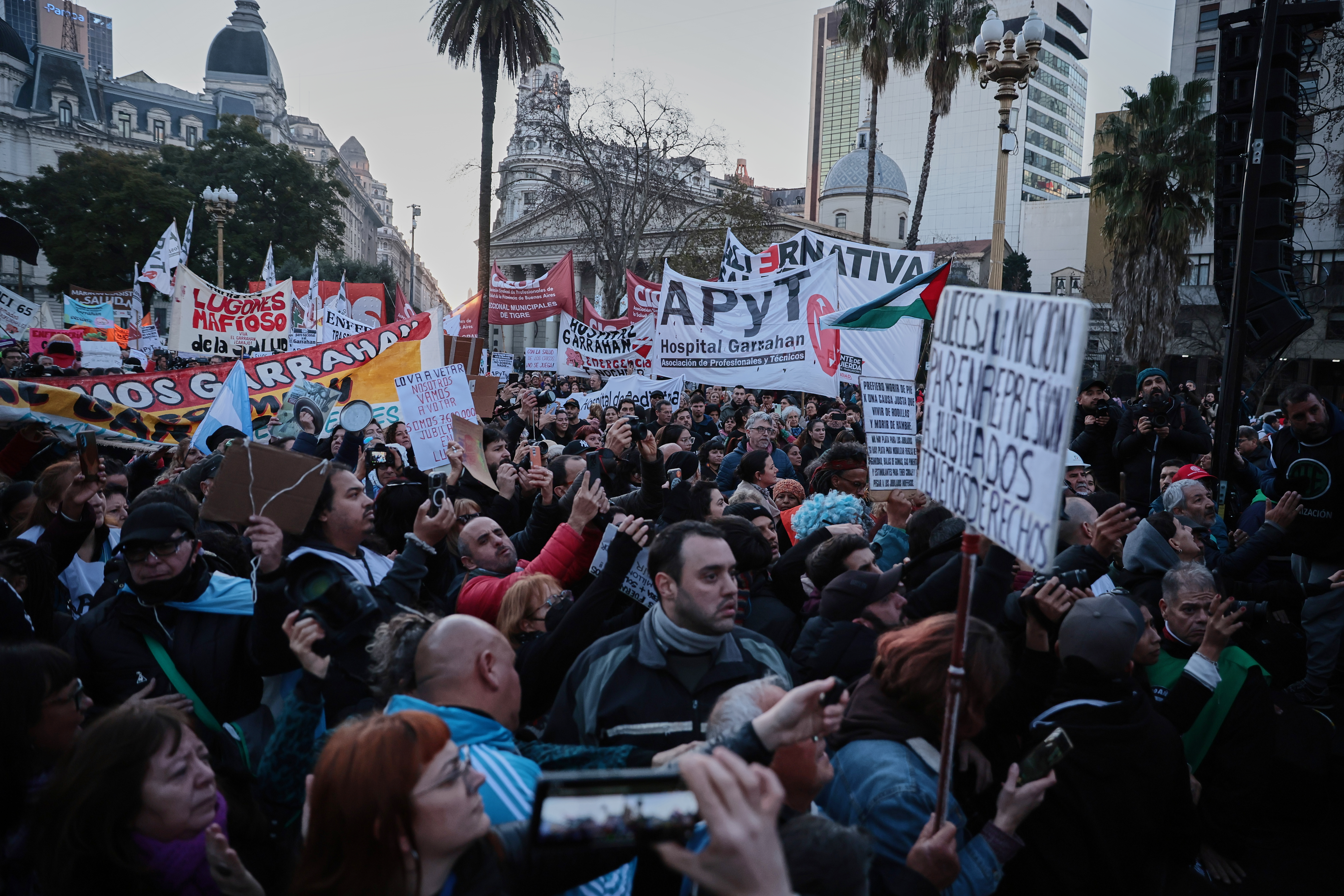 Movilización a Plaza de Mayo para exigir aumento de sueldos en el principal centro pediátrico del país Buenos Aires, Argentina – 17 julio, 2025: Personas participan en una manifestación hacia Plaza...