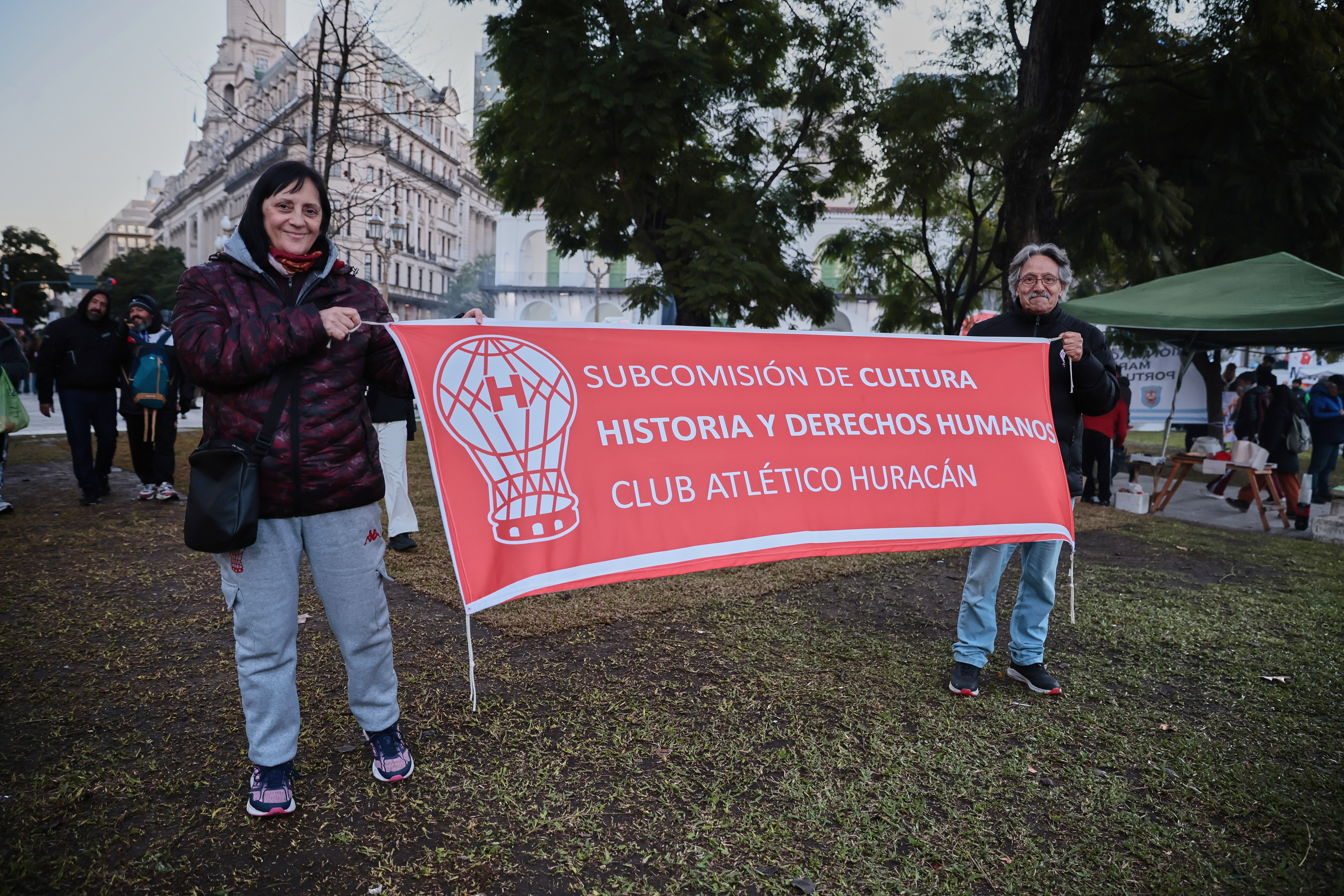 Movilización a Plaza de Mayo para exigir aumento de sueldos en el principal centro pediátrico del país Buenos Aires, Argentina – 17 julio, 2025: Personas participan en una manifestación hacia Plaza...
