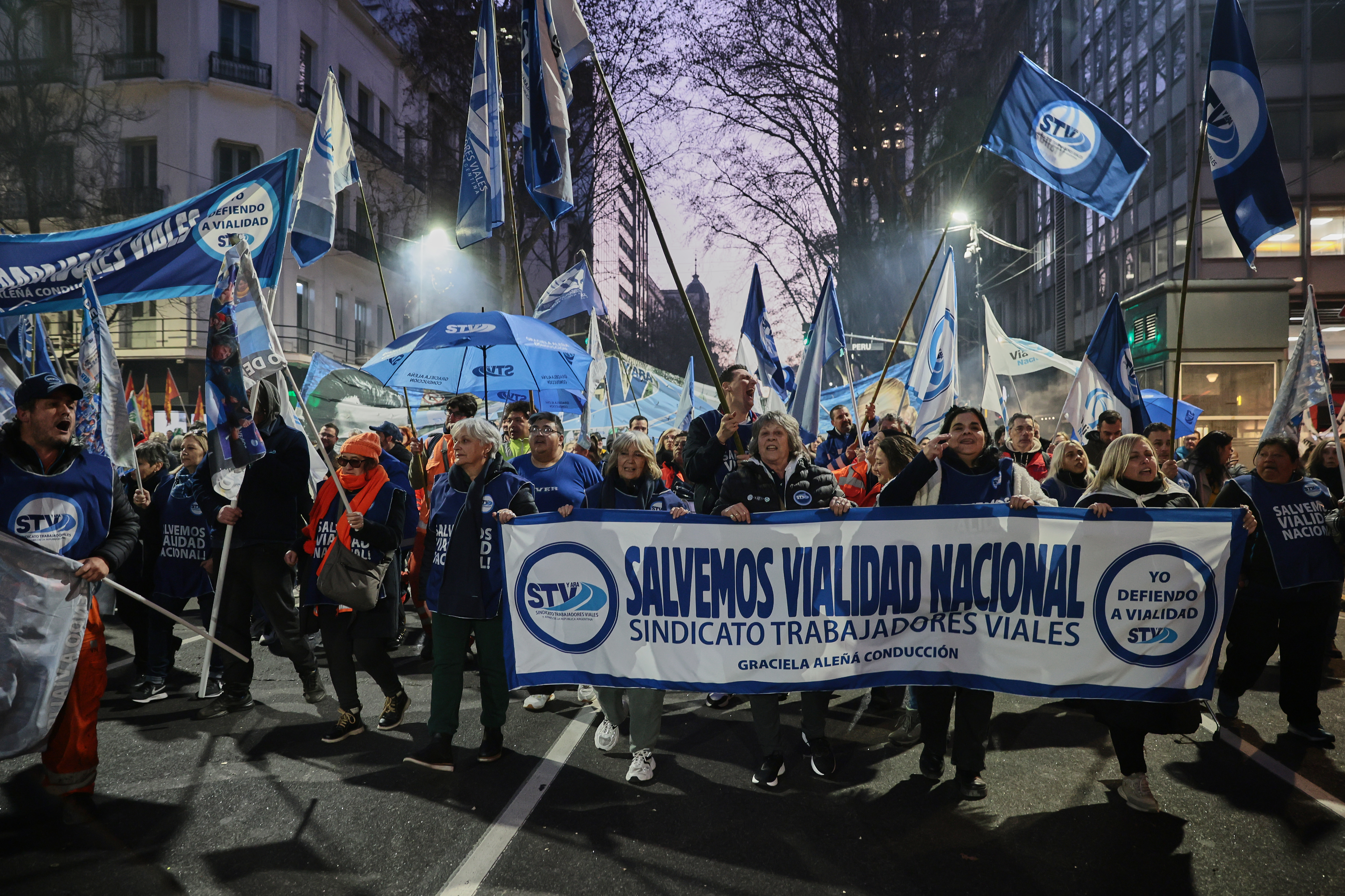 Movilización a Plaza de Mayo para exigir aumento de sueldos en el principal centro pediátrico del país Buenos Aires, Argentina – 17 julio, 2025: Personas participan en una manifestación hacia Plaza...