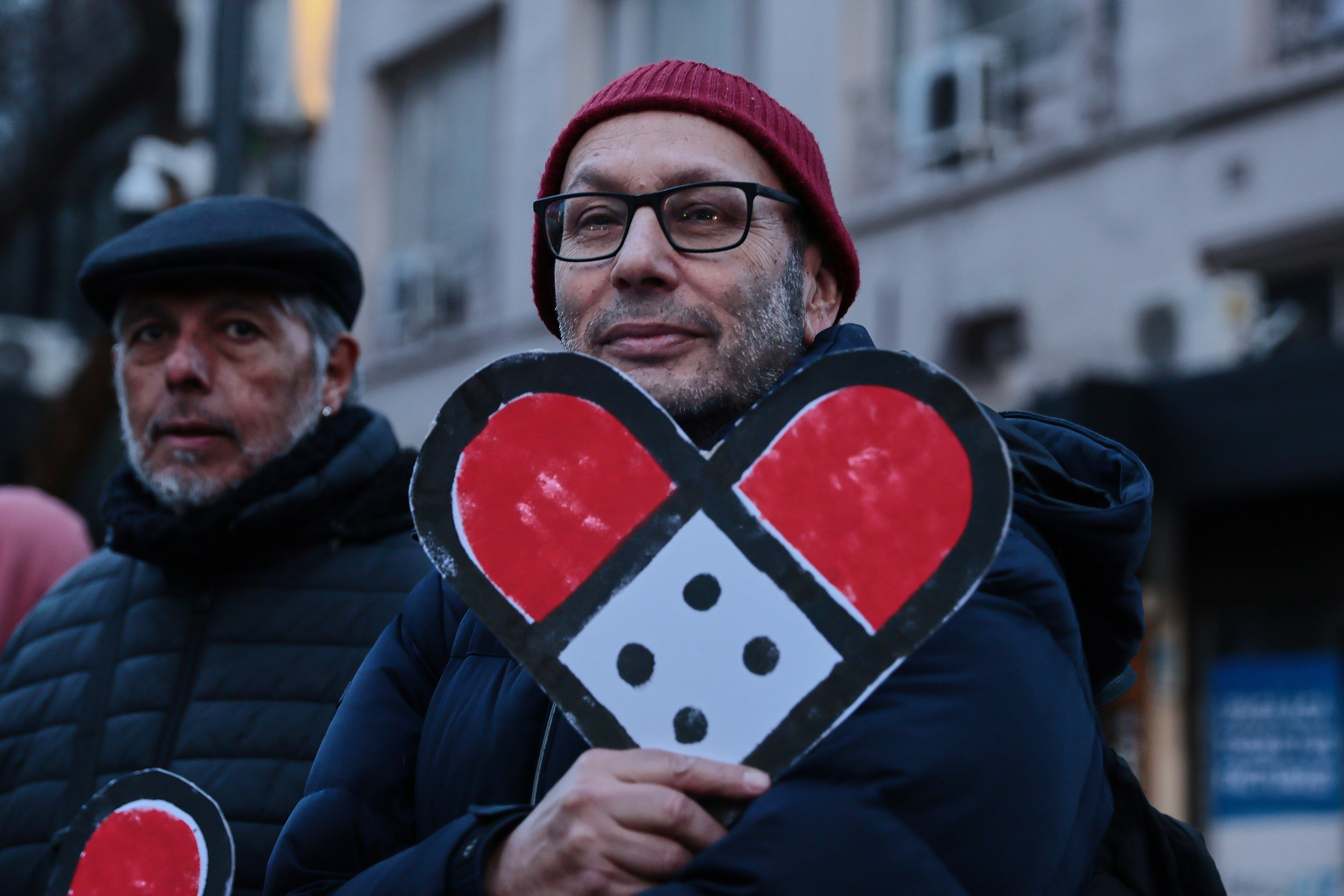 Buenos Aires, Argentina – 17 julio, 2025: Personas participan en una manifestación hacia Plaza...