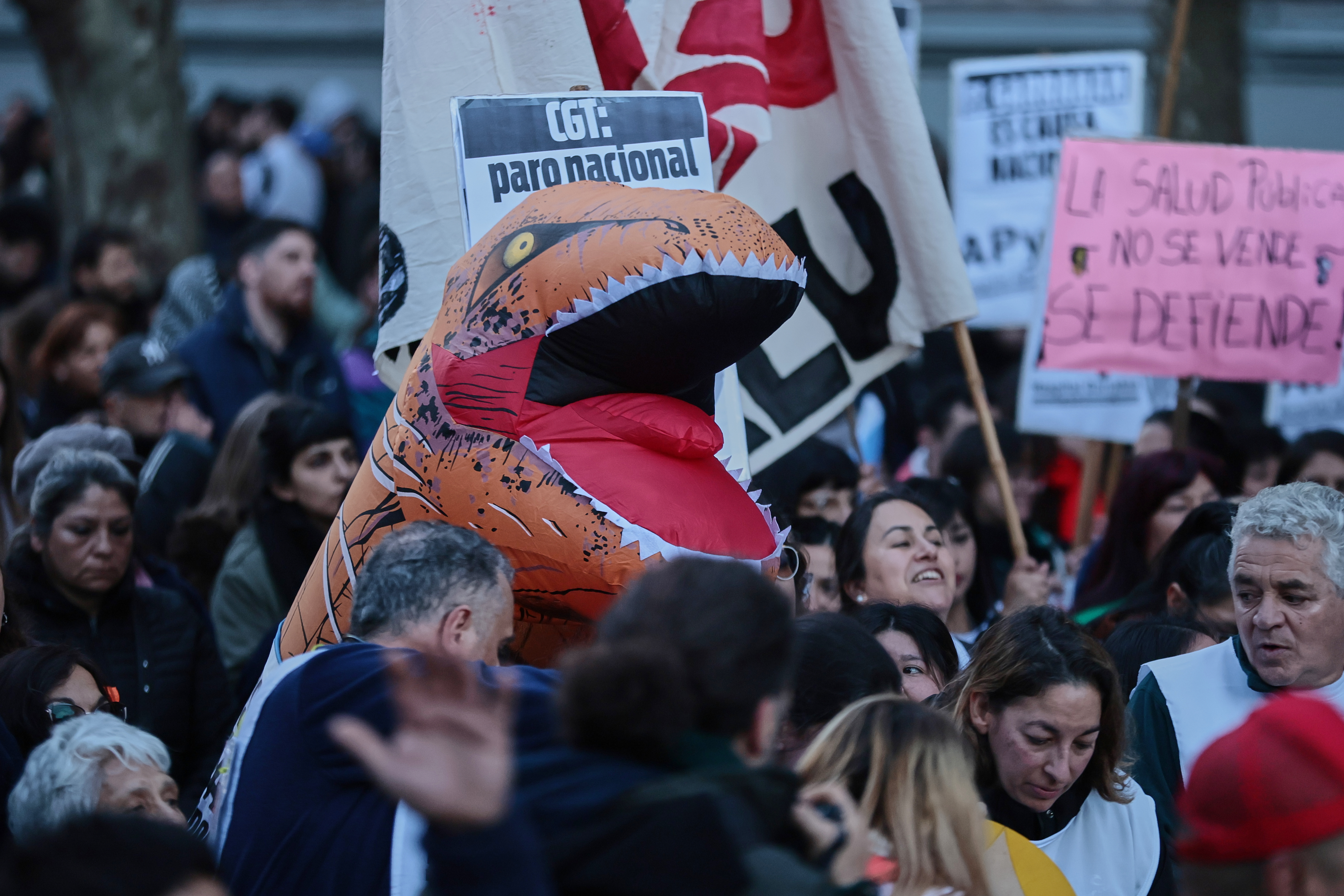 Buenos Aires, Argentina – 17 julio, 2025: Personas participan en una manifestación hacia Plaza...