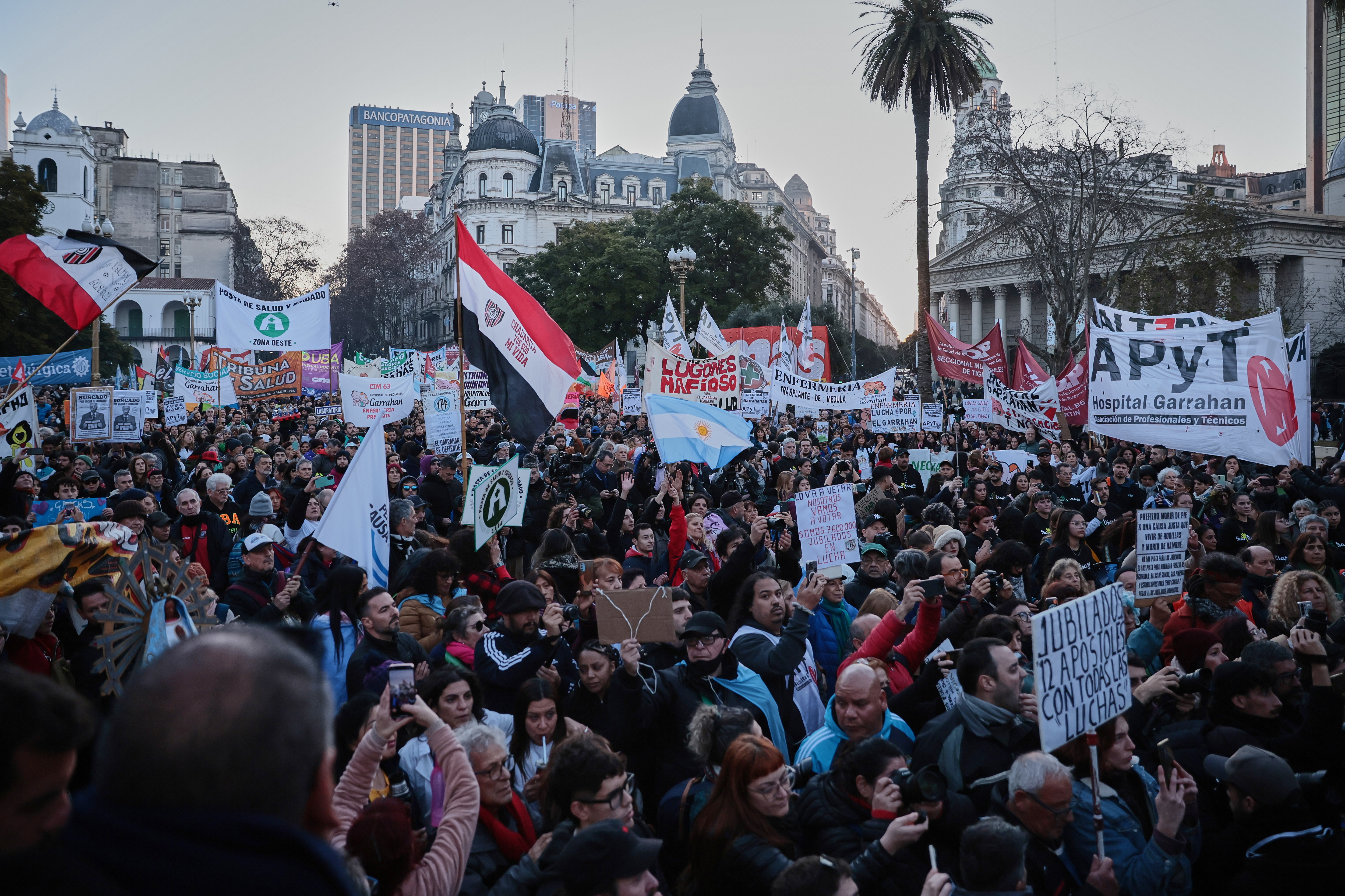 Movilización a Plaza de Mayo para exigir aumento de sueldos en el principal centro pediátrico del país Buenos Aires, Argentina – 17 julio, 2025: Personas participan en una manifestación hacia Plaza...