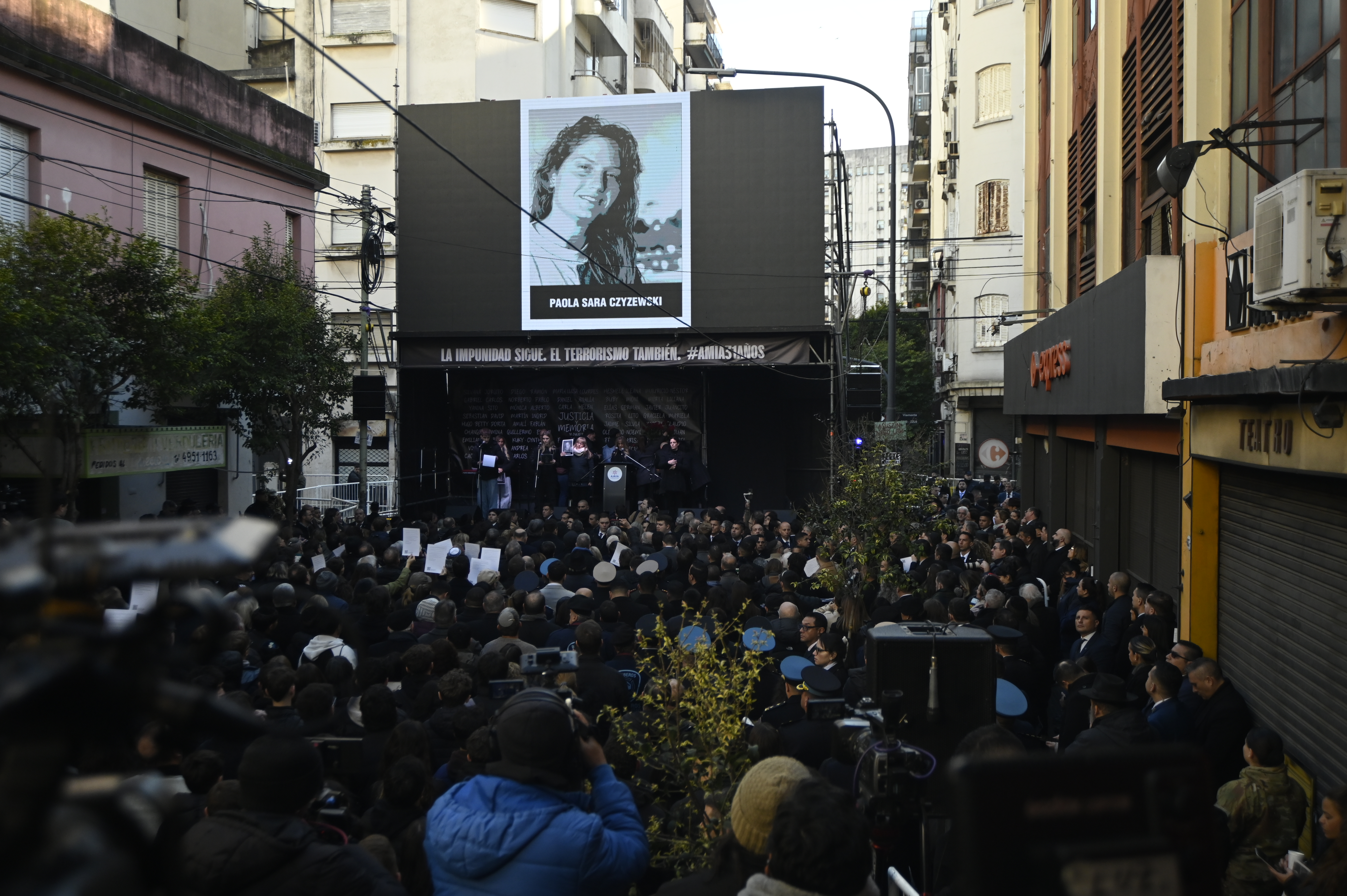 El Presidente participó del homenaje en el barrio de Once junto a víctimas y organizaciones judías Buenos Aires, Argentina – 18 julio, 2025: El presidente Javier Milei participó este jueves del...