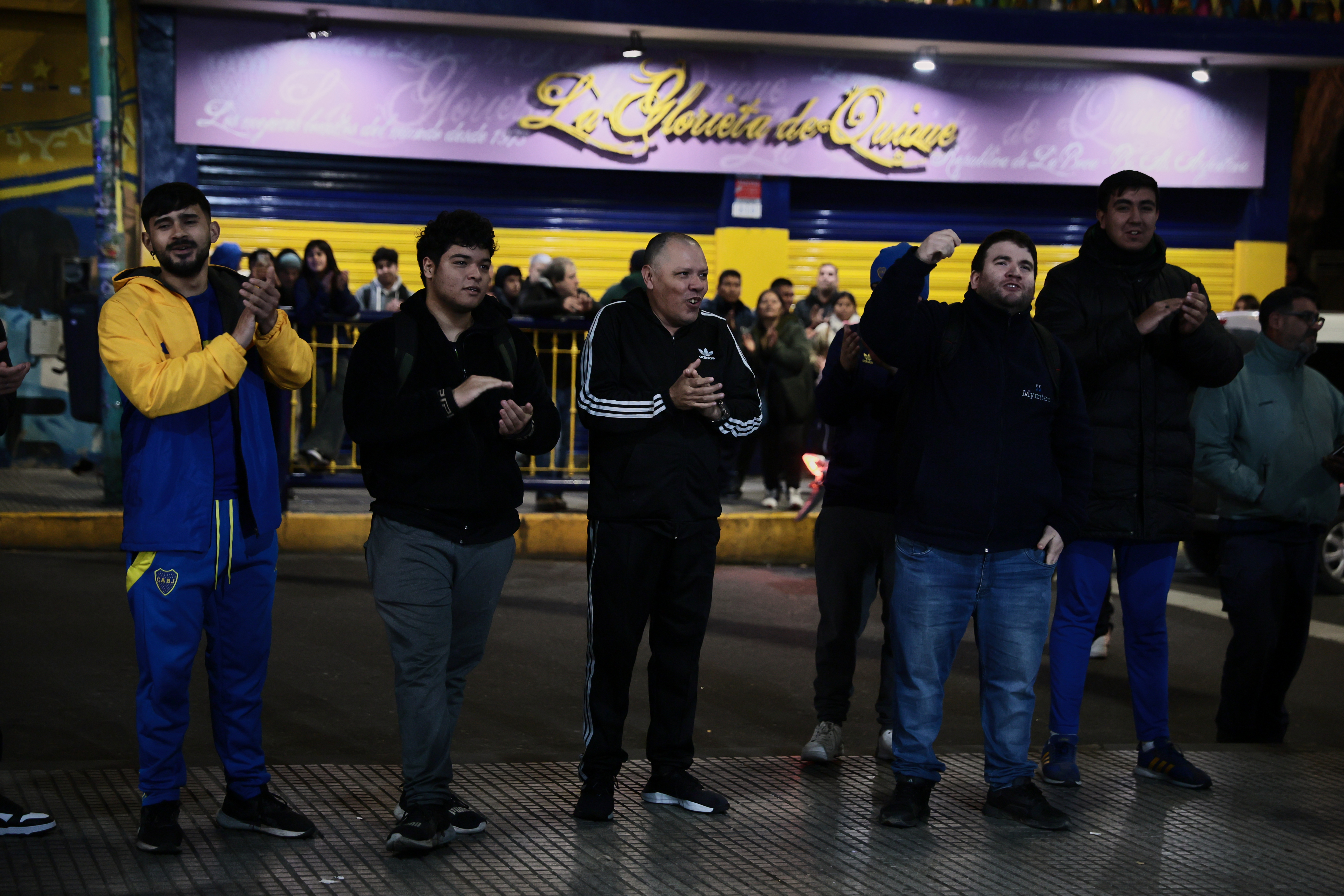 Solo una veintena de hinchas acudió al reclamo contra el dirigente de Boca Juniors en Buenos Aires Buenos Aires, Argentina – 24 julio, 2025: Apenas una veintena de hinchas de Boca Juniors se aut...
