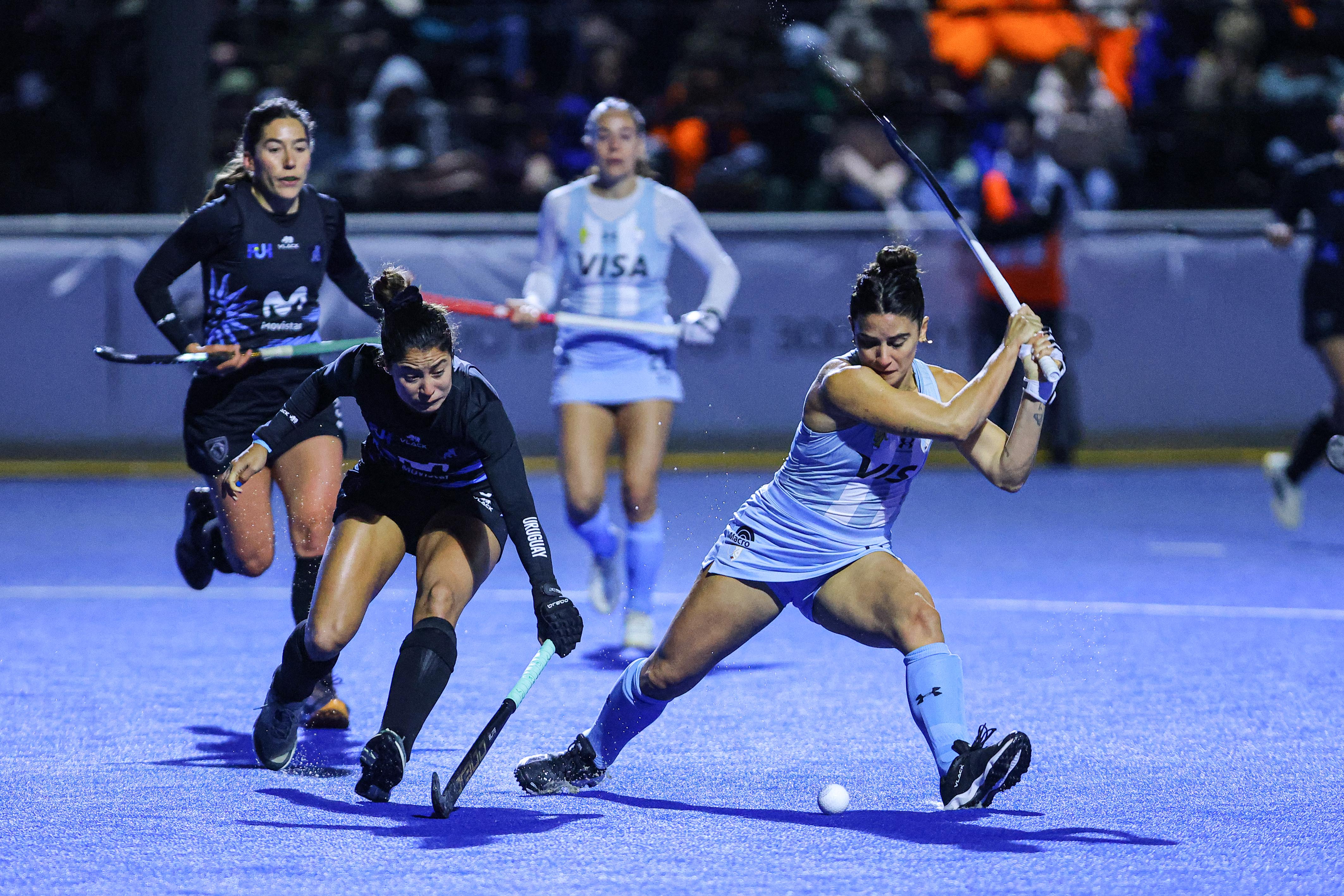 Montevideo, Uruguay – 24 de julio, 2025: La selección argentina de hockey sobre césped femeni...