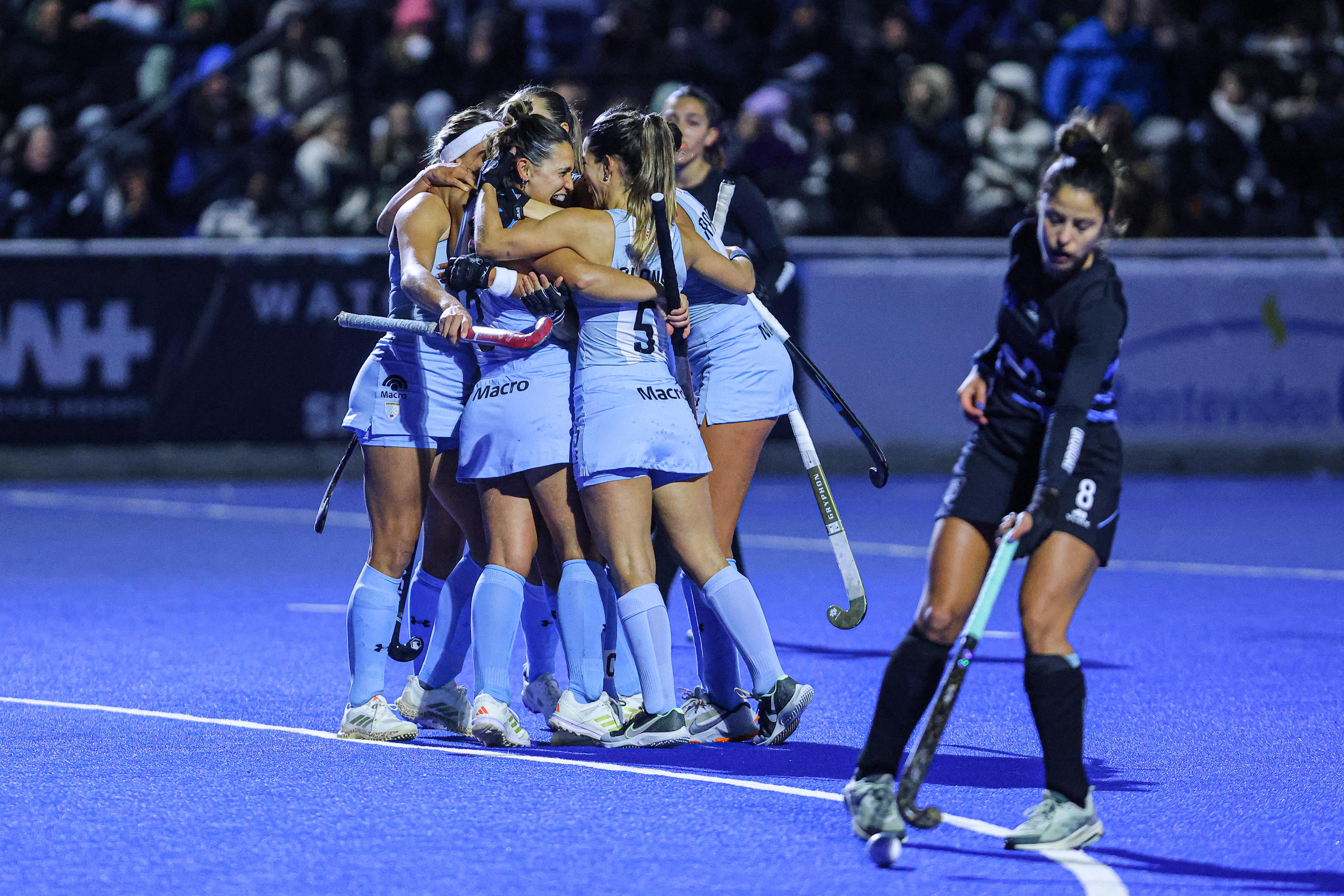 Argentina se impone ante Las Cimarronas en el estreno del torneo continental en Montevideo Montevideo, Uruguay – 24 de julio, 2025: La selección argentina de hockey sobre césped femeni...