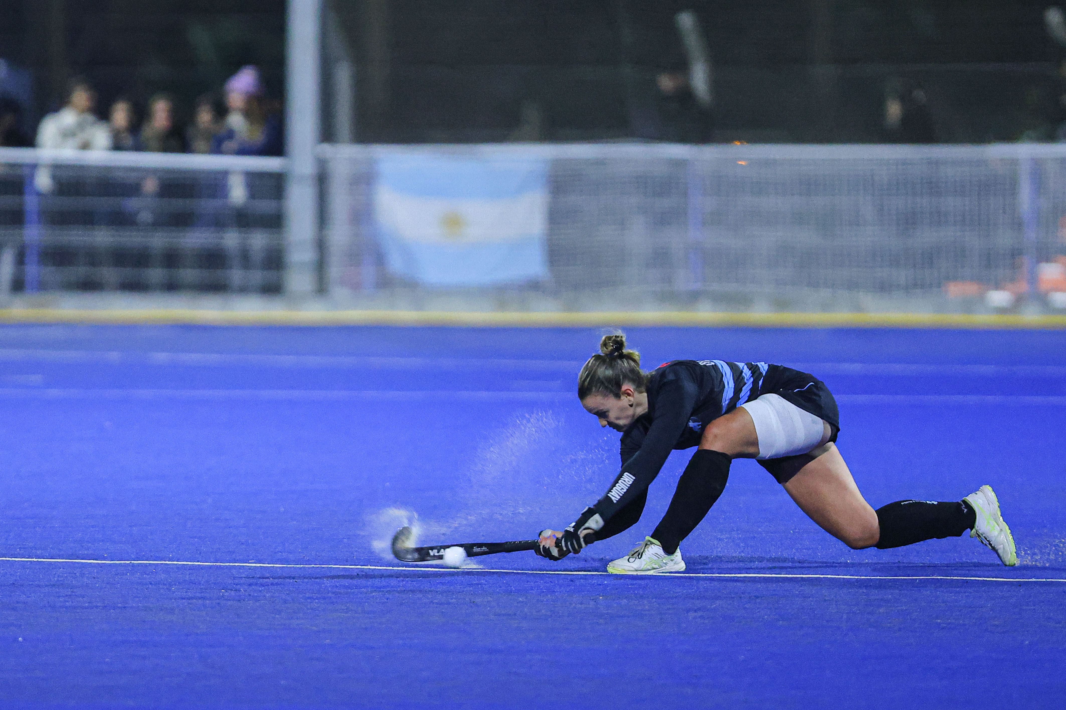 Argentina se impone ante Las Cimarronas en el estreno del torneo continental en Montevideo Montevideo, Uruguay – 24 de julio, 2025: La selección argentina de hockey sobre césped femeni...