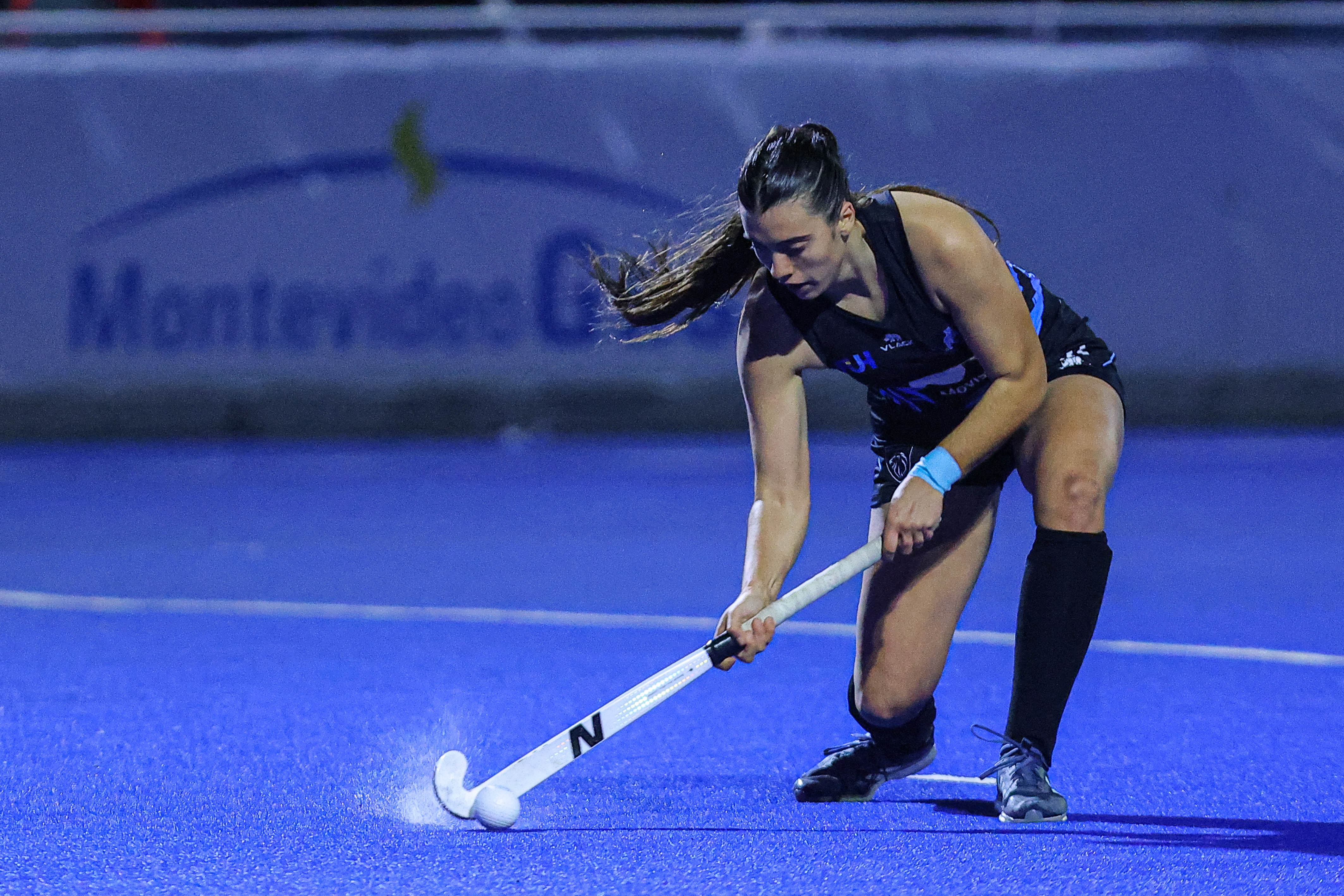 Argentina se impone ante Las Cimarronas en el estreno del torneo continental en Montevideo Montevideo, Uruguay – 24 de julio, 2025: La selección argentina de hockey sobre césped femeni...