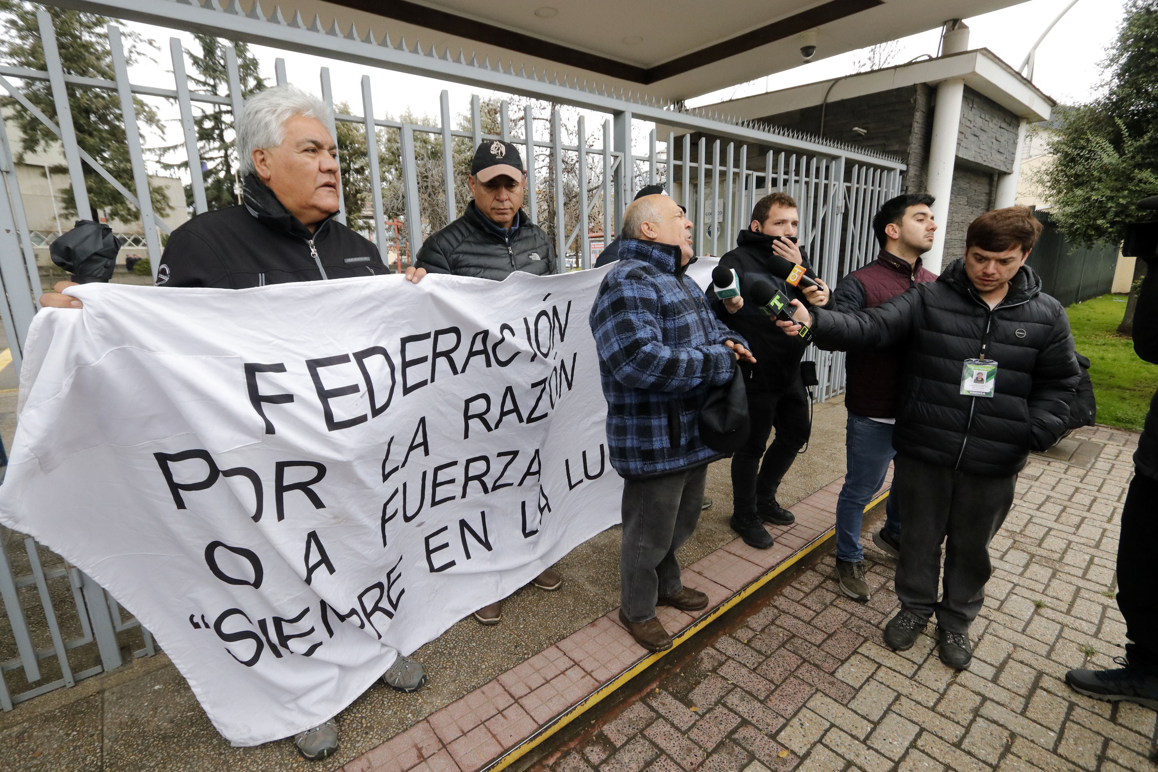 Familiares llegan hasta Oficinas de El Teniente tras derrumbe en Mina con un fallecido y cinco desaparecidos. Rancagua, 1 de Agosto 2025
Familiares llegan hasta Oficinas de El Teniente tras derrumbe en Mina...
