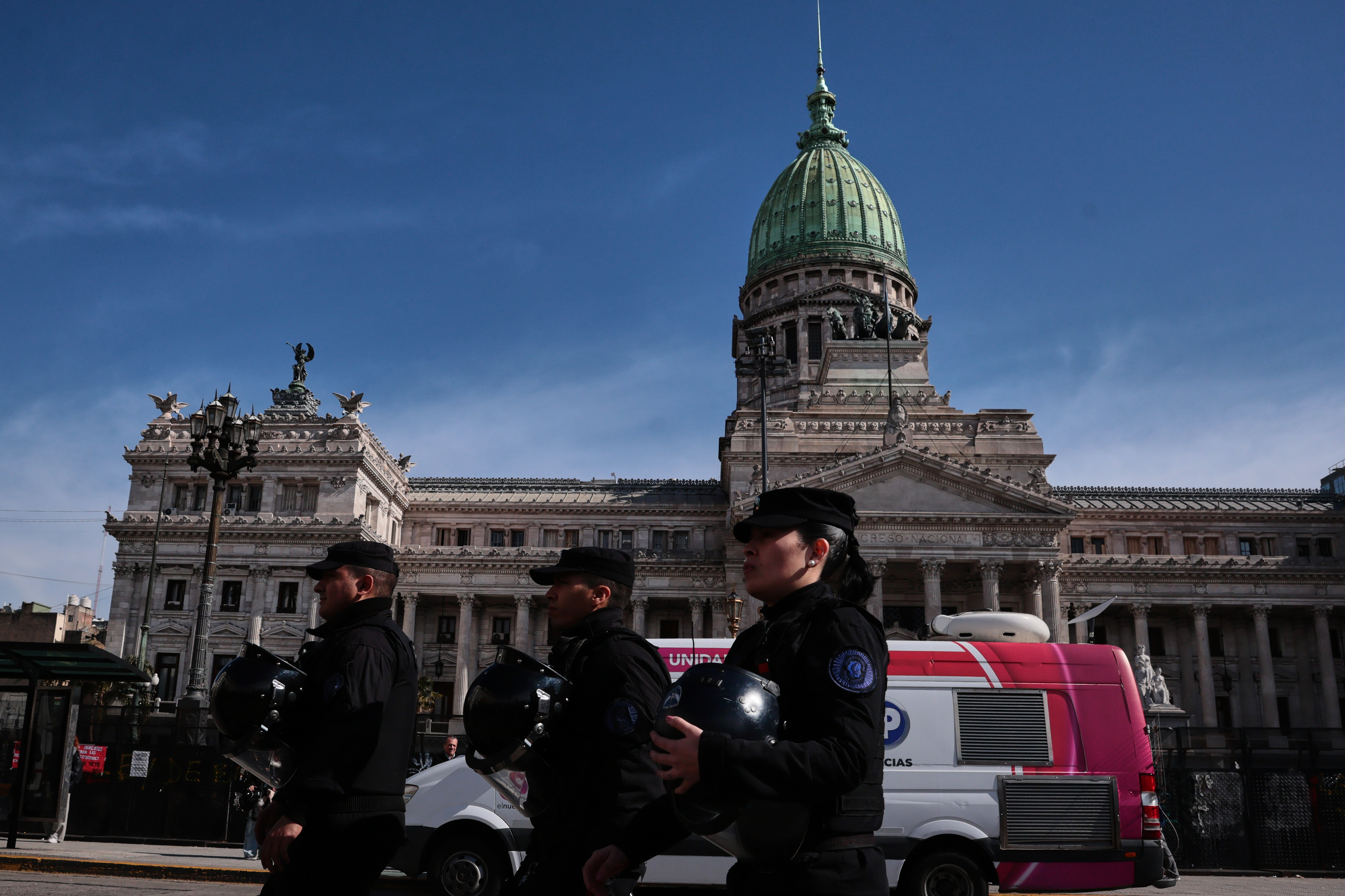 DSC_1065 Buenos Aires, Argentina – August 6, 2025: Argentine security forces used tear gas and water can...