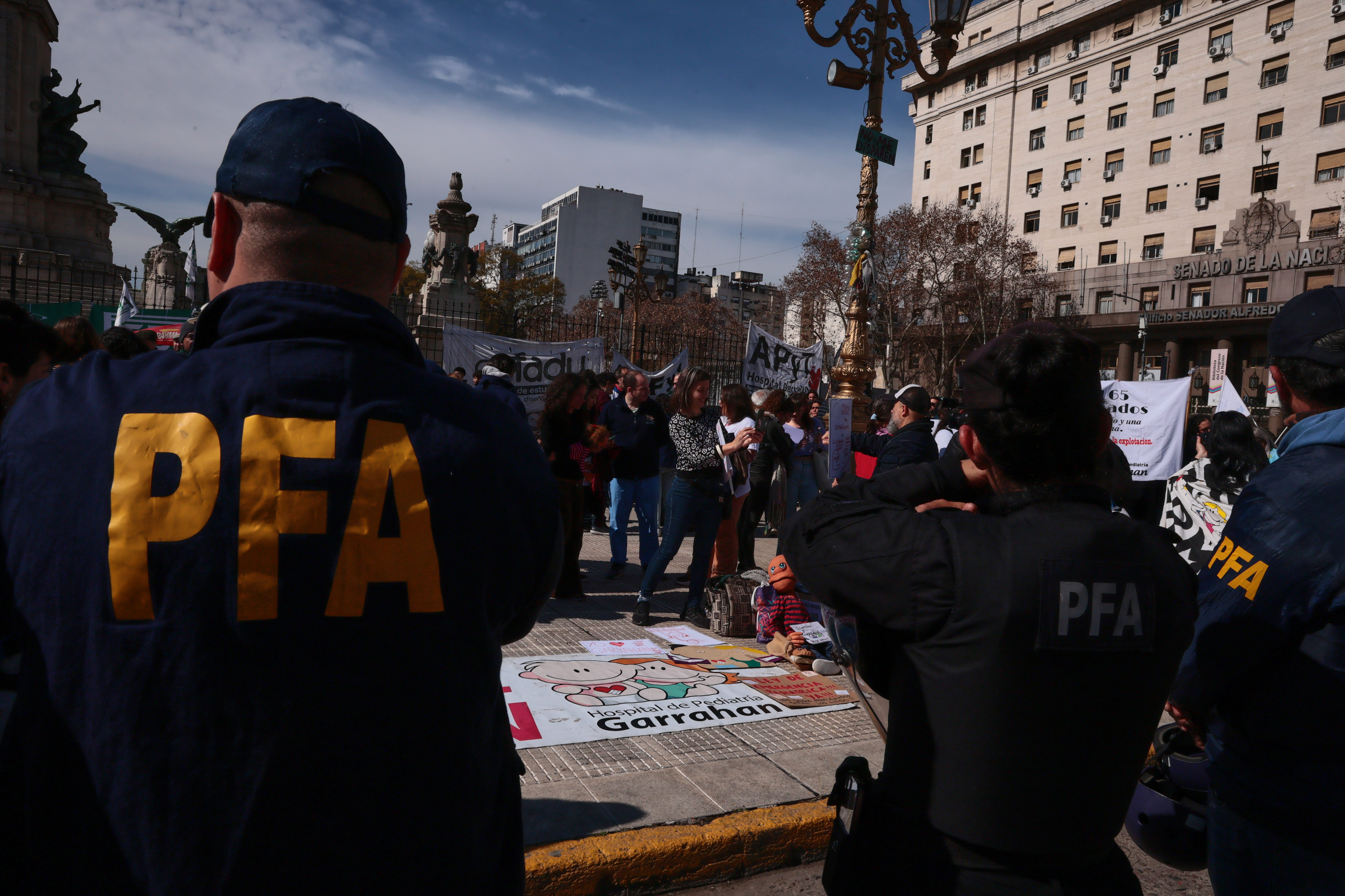 DSC_1141 Buenos Aires, Argentina – August 6, 2025: Argentine security forces used tear gas and water can...