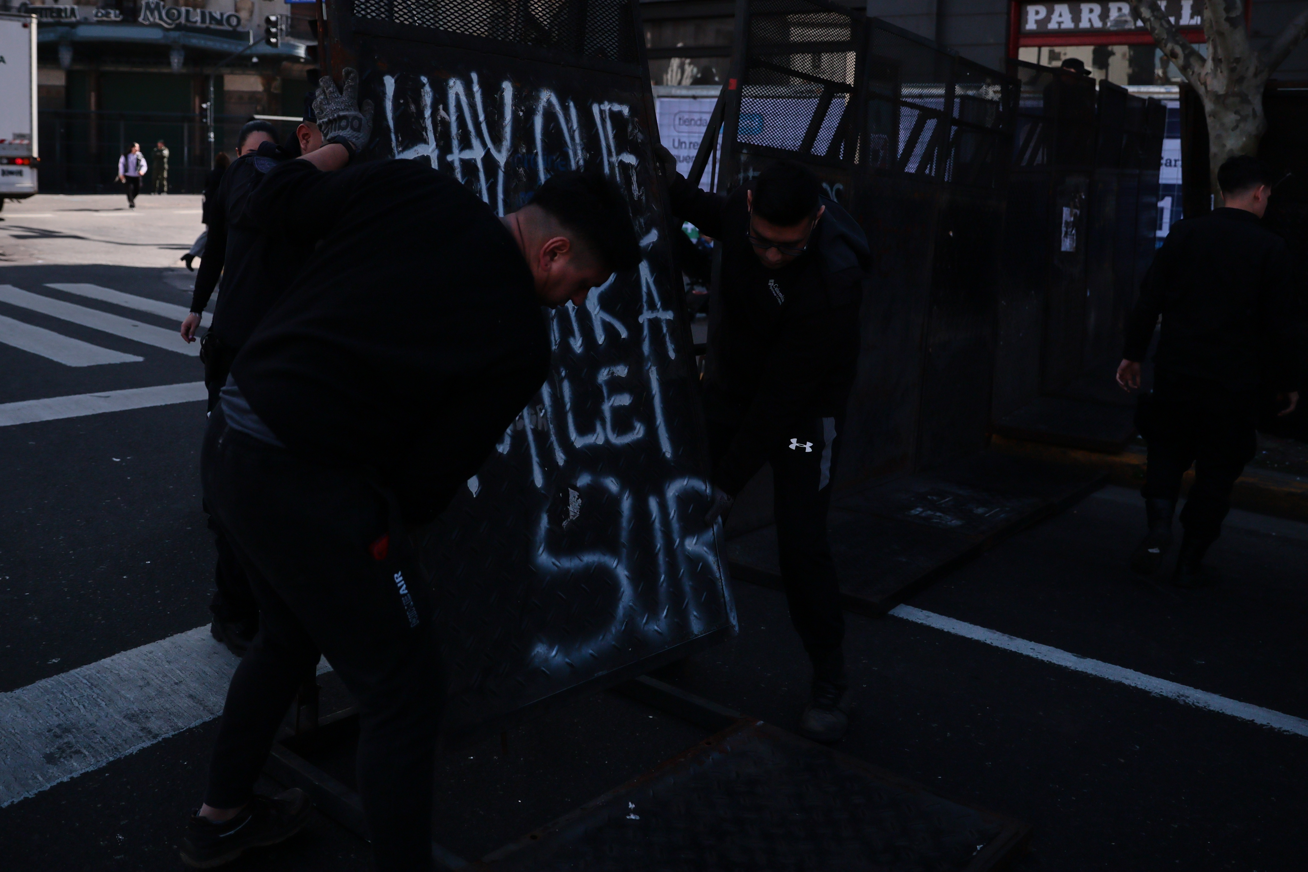 DSC_1198 Buenos Aires, Argentina – August 6, 2025: Argentine security forces used tear gas and water can...