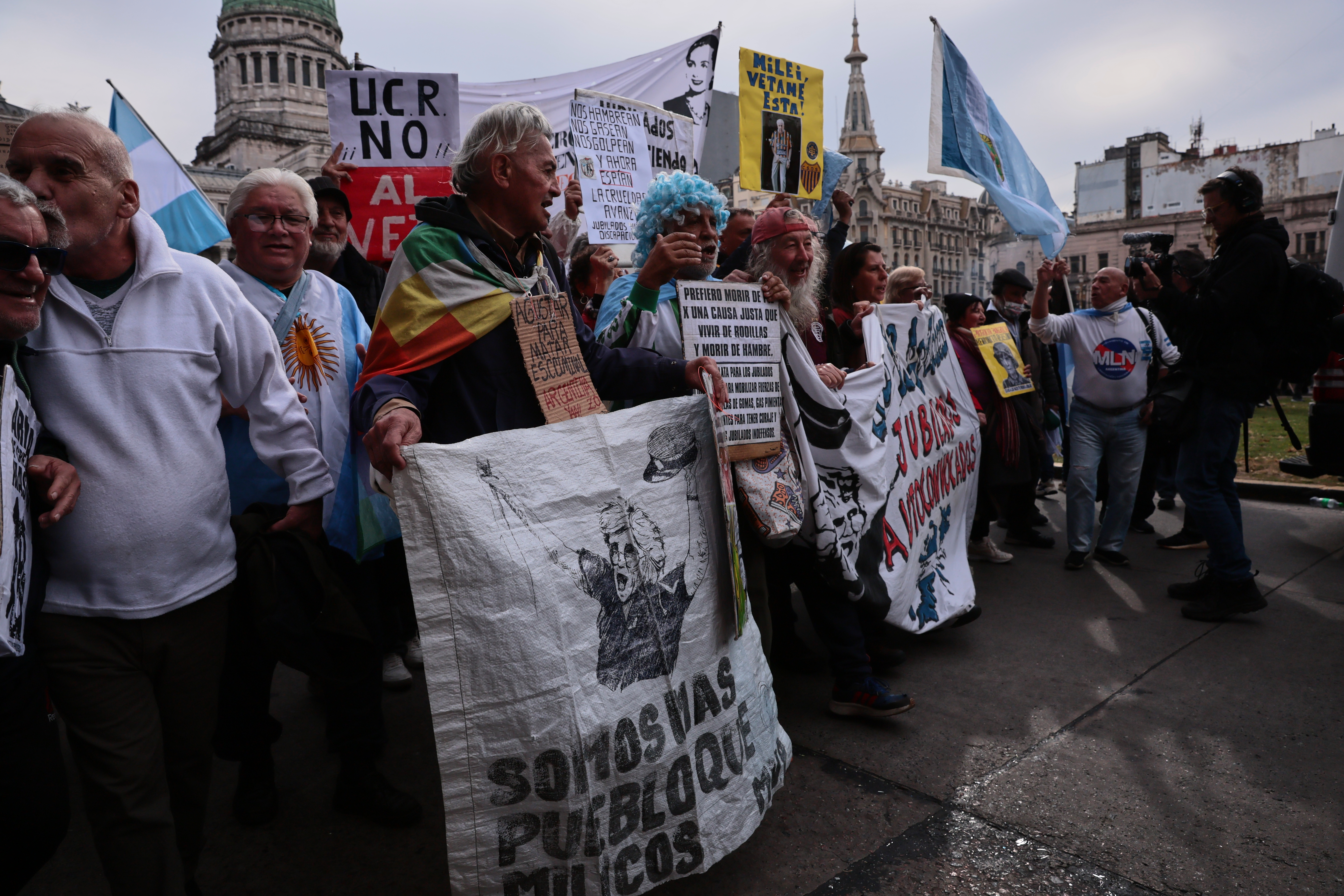 DSC_1689 Buenos Aires, Argentina – August 6, 2025: Argentine security forces used tear gas and water can...