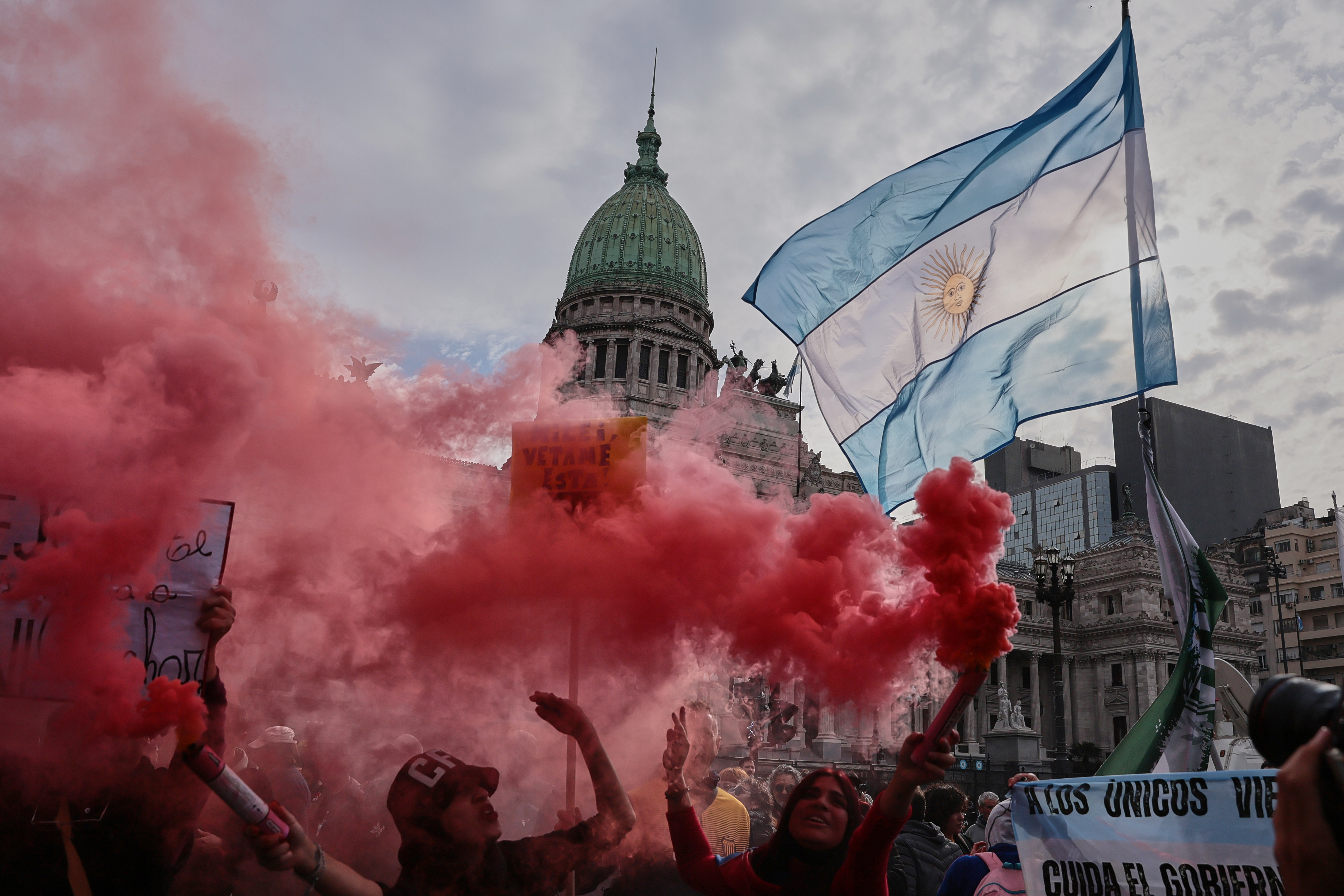 DSC_2048 Buenos Aires, Argentina – August 6, 2025: Argentine security forces used tear gas and water can...