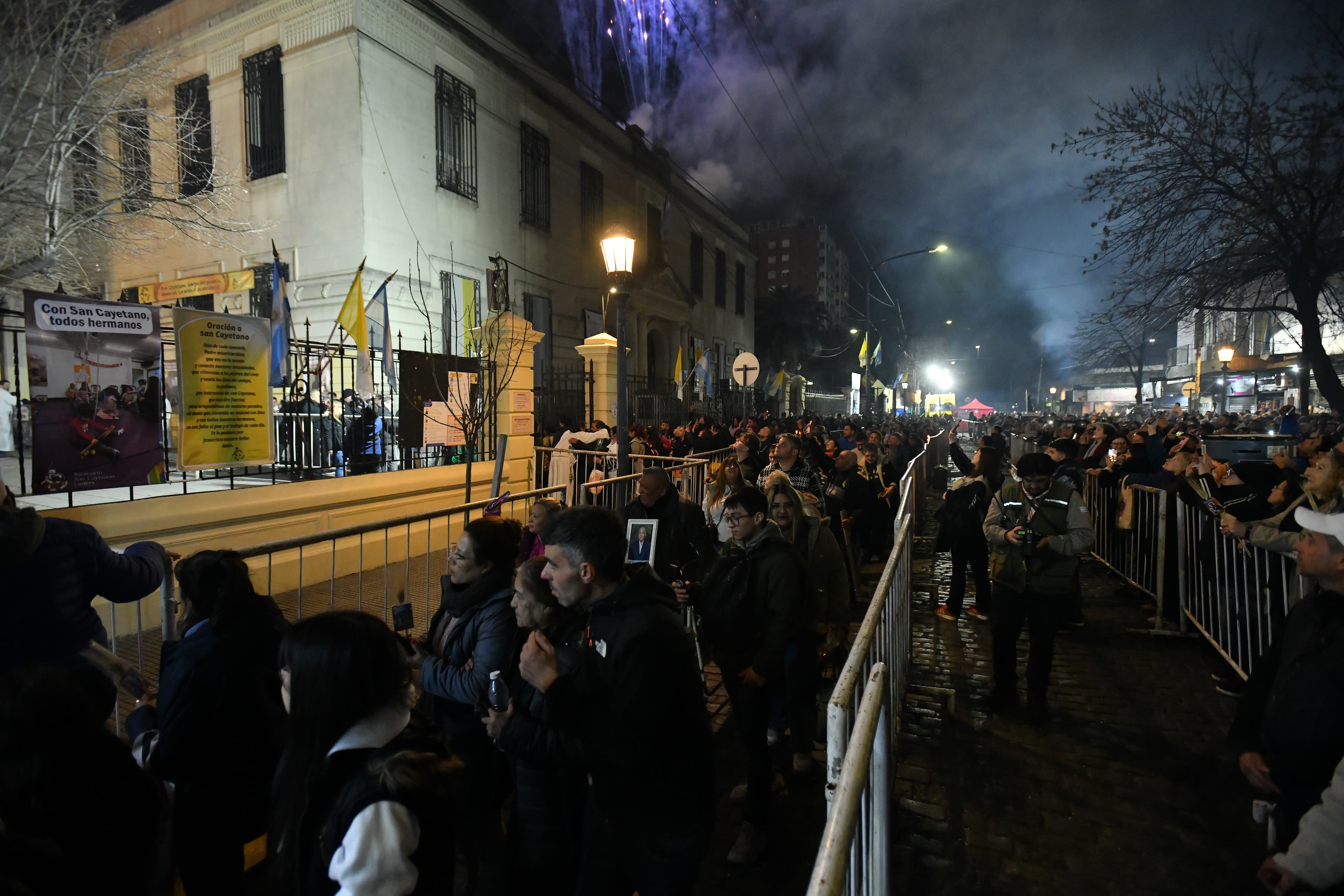 La tradicional celebración al patrono del pan y el trabajo desbordó el santuario Buenos Aires, Argentina – 7 agosto, 2025: Cientos de fieles se congregaron durante la madrugada...