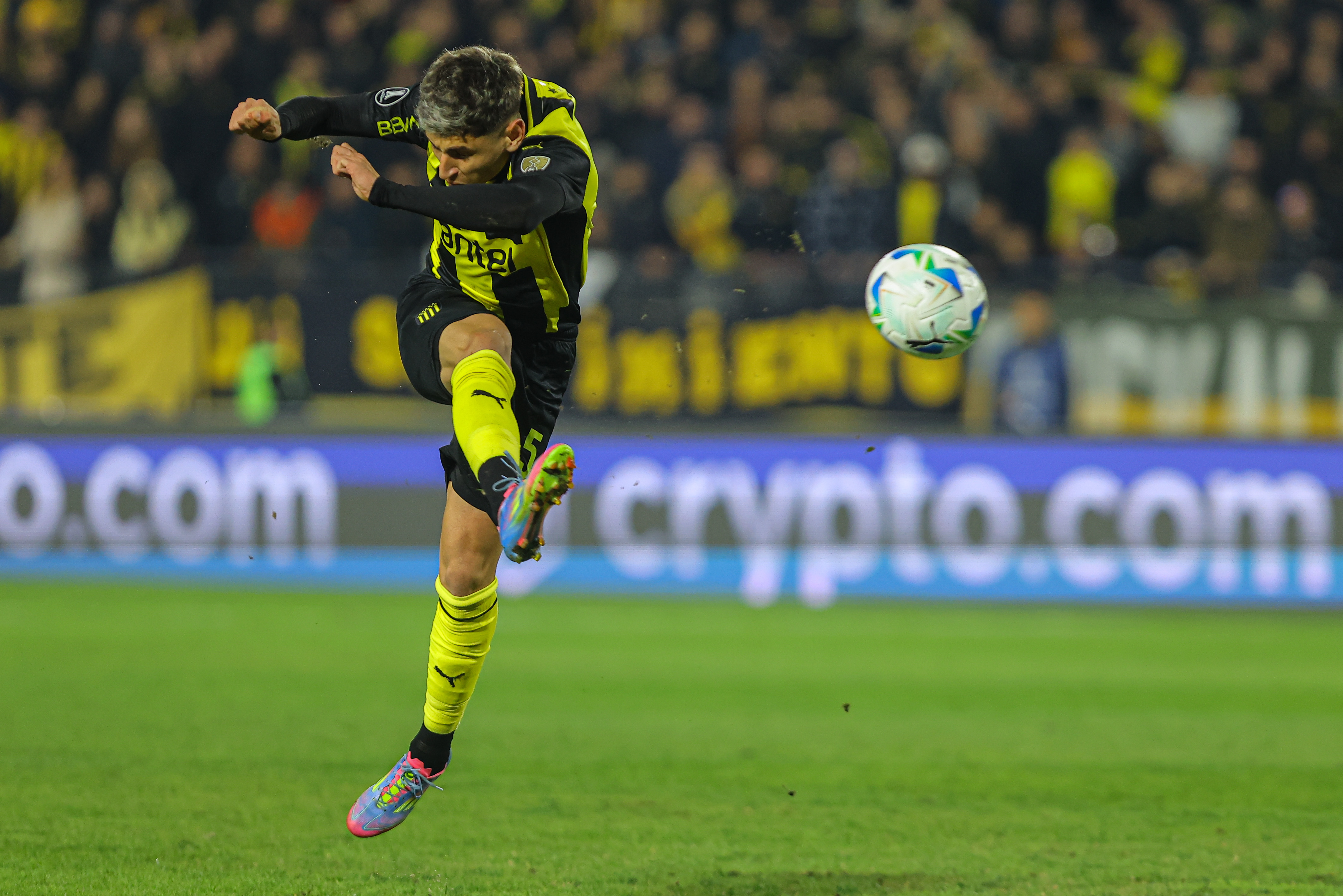 Historic Uruguay-Argentina clash at Campeón del Siglo Stadium Montevideo, Uruguay – August 12, 2025: Peñarol hosts Racing Club at Campeón del Siglo Stadium...